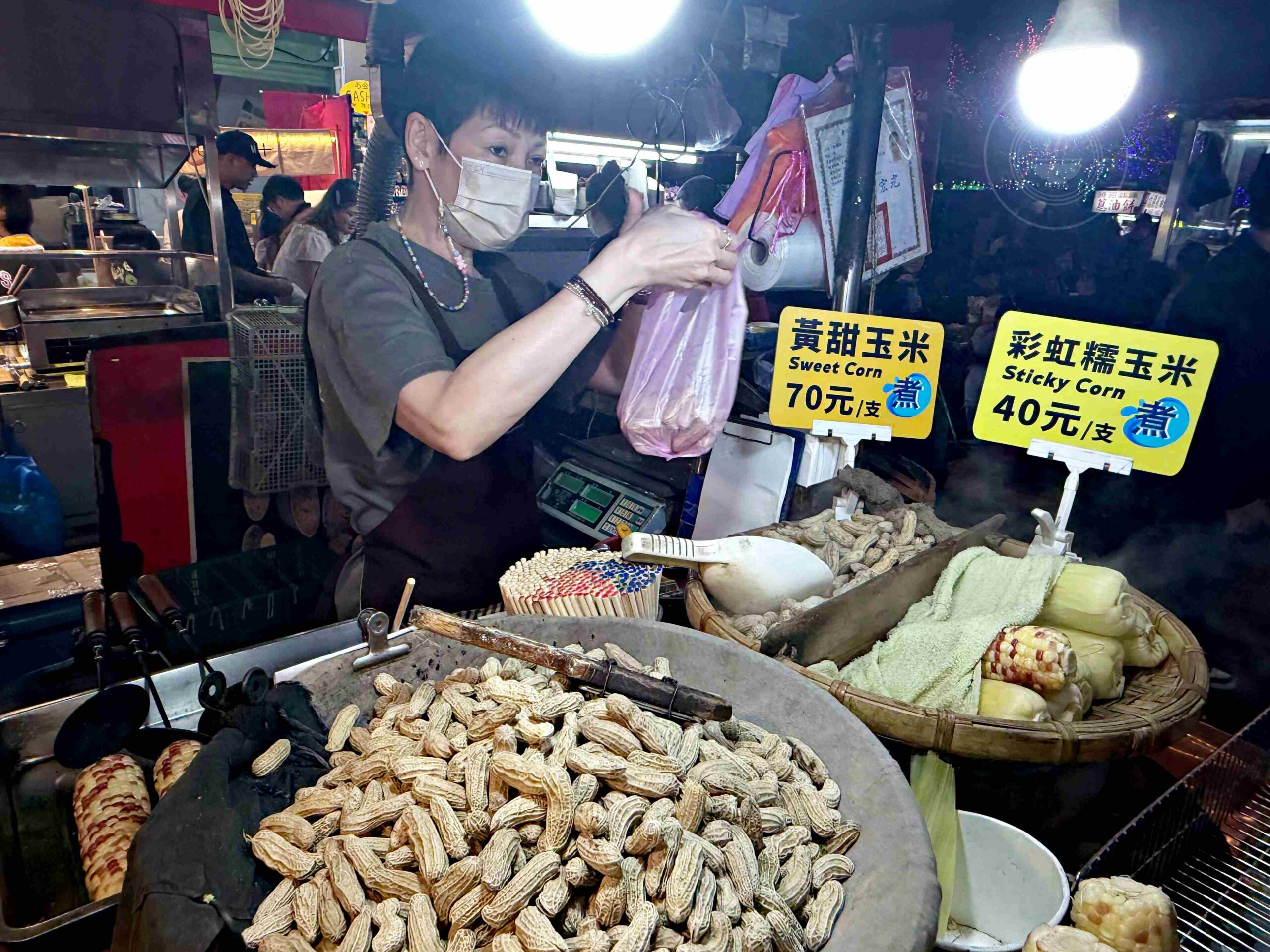 【饒河美食】直立式炭烤玉米(饒河夜市)，500碗推薦傳統木炭推薦(菜單) @趙先生吃飯