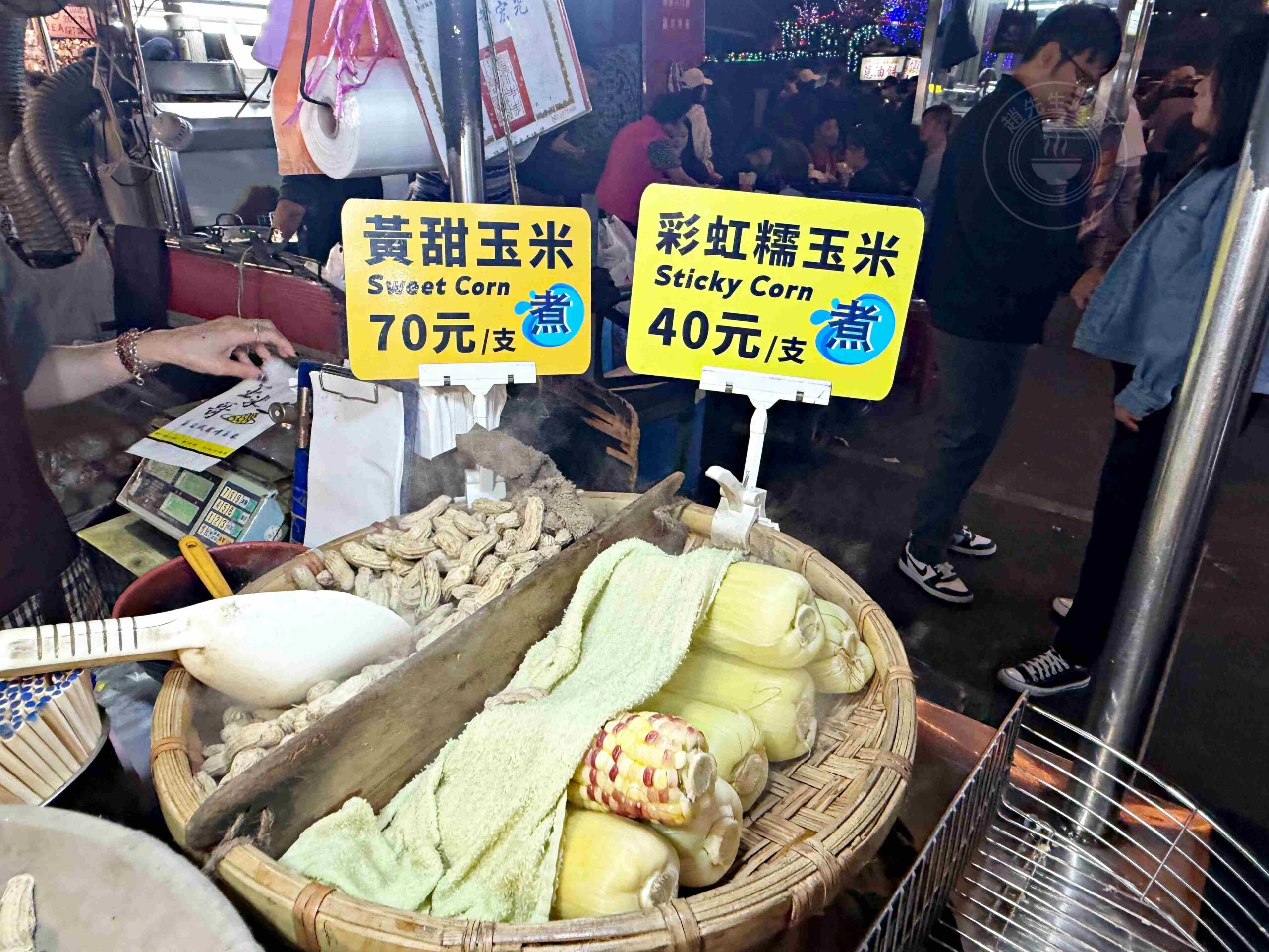 【饒河美食】直立式炭烤玉米(饒河夜市)，500碗推薦傳統木炭推薦(菜單) @趙先生吃飯