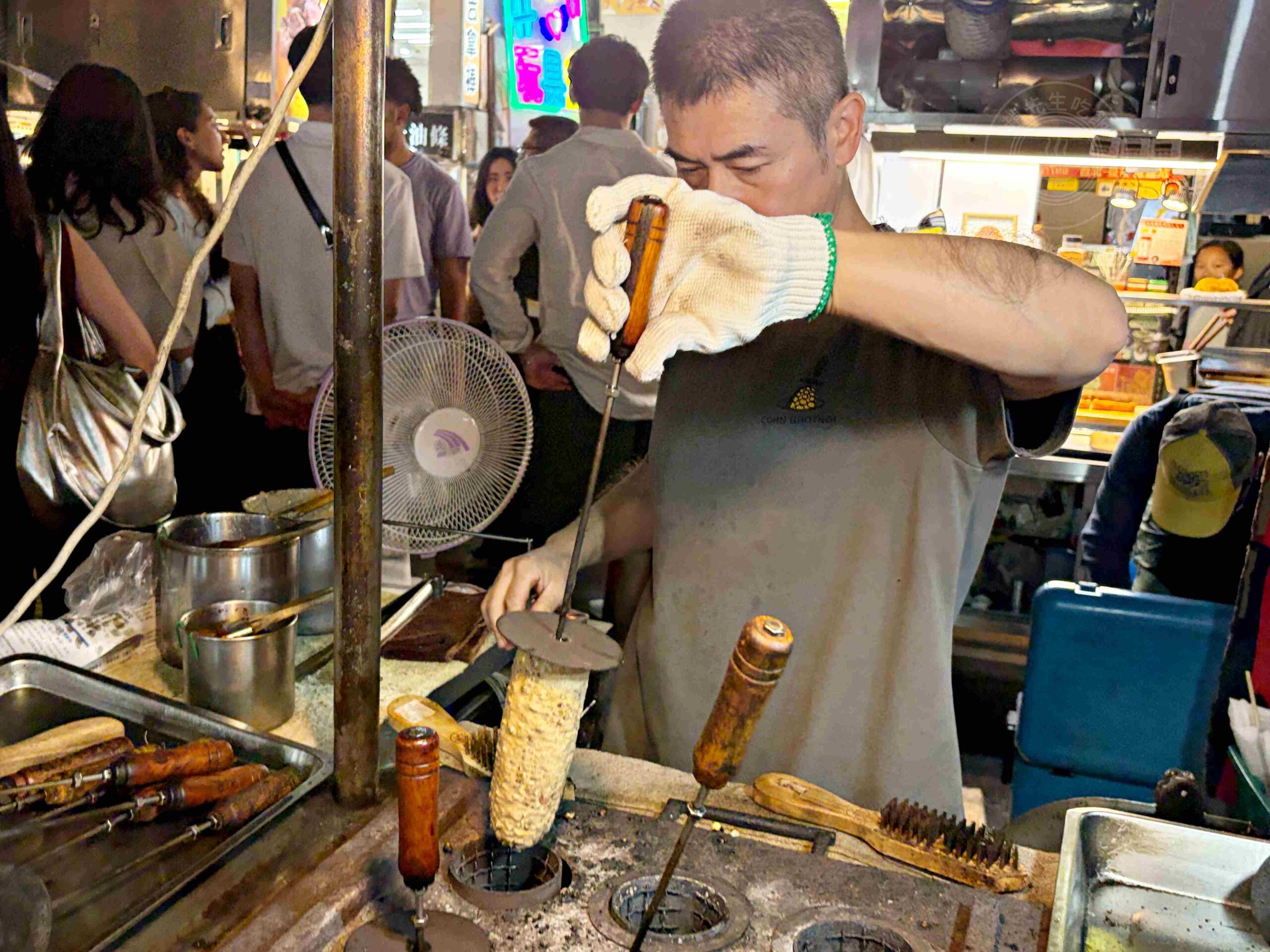 【饒河美食】直立式炭烤玉米(饒河夜市)，500碗推薦傳統木炭推薦(菜單) @趙先生吃飯