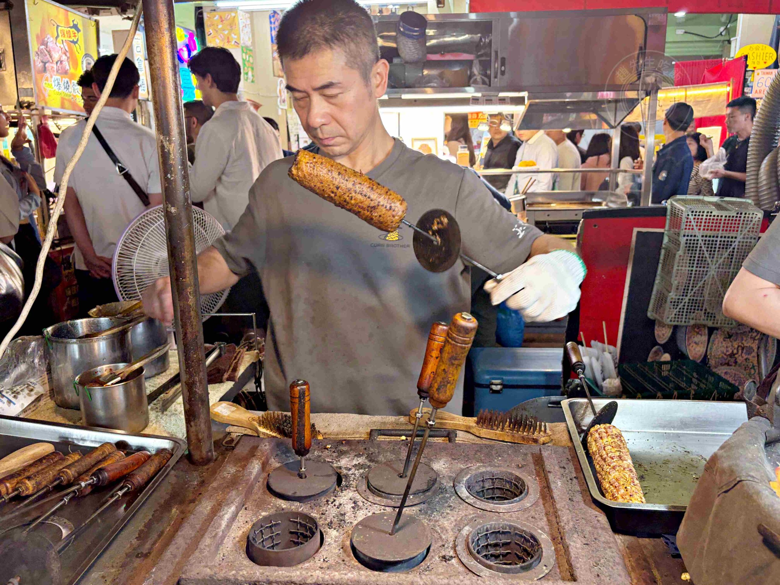 【饒河美食】直立式炭烤玉米(饒河夜市)，500碗推薦傳統木炭推薦(菜單) @趙先生吃飯