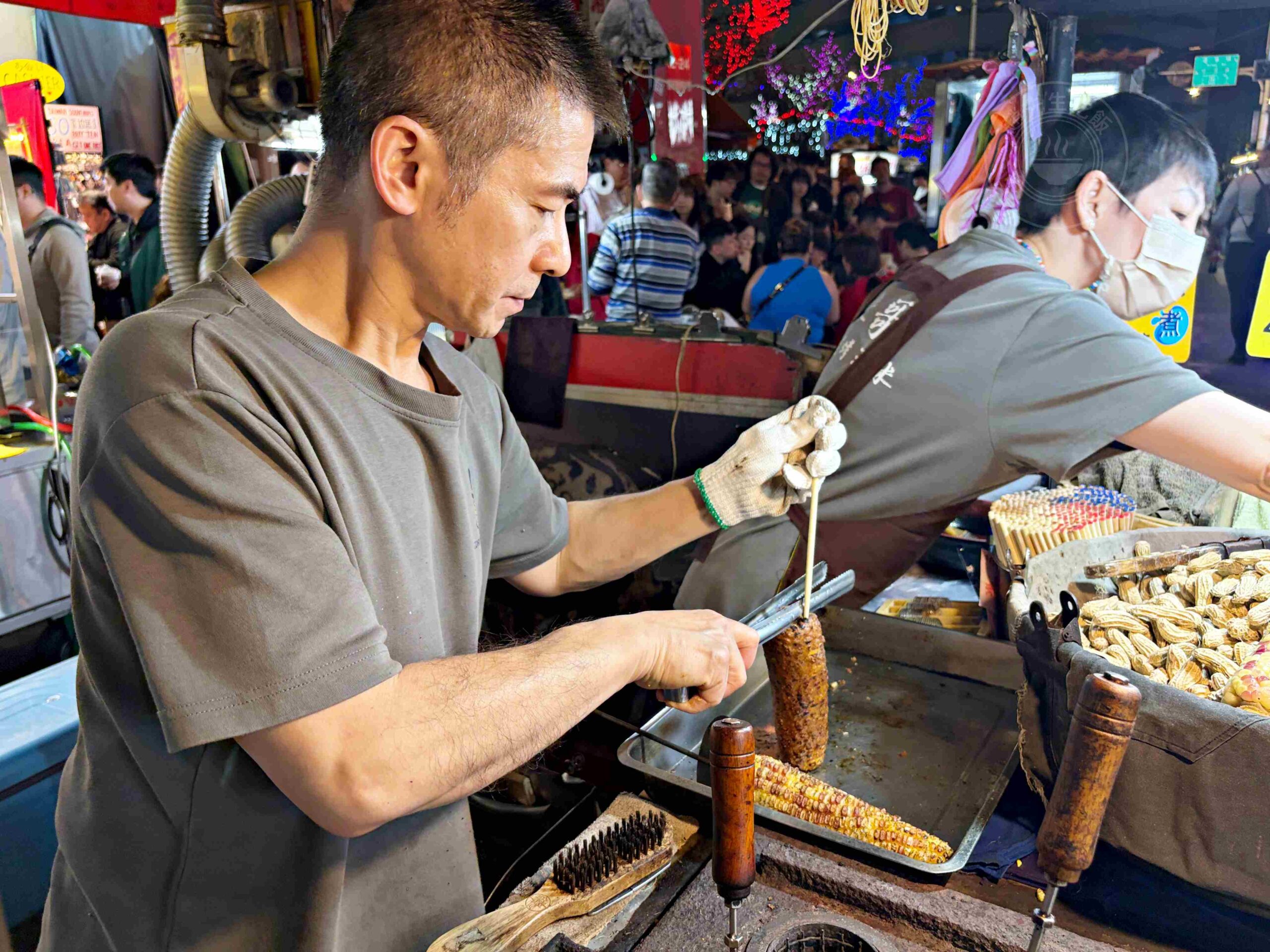 【饒河美食】直立式炭烤玉米(饒河夜市)，500碗推薦傳統木炭推薦(菜單) @趙先生吃飯