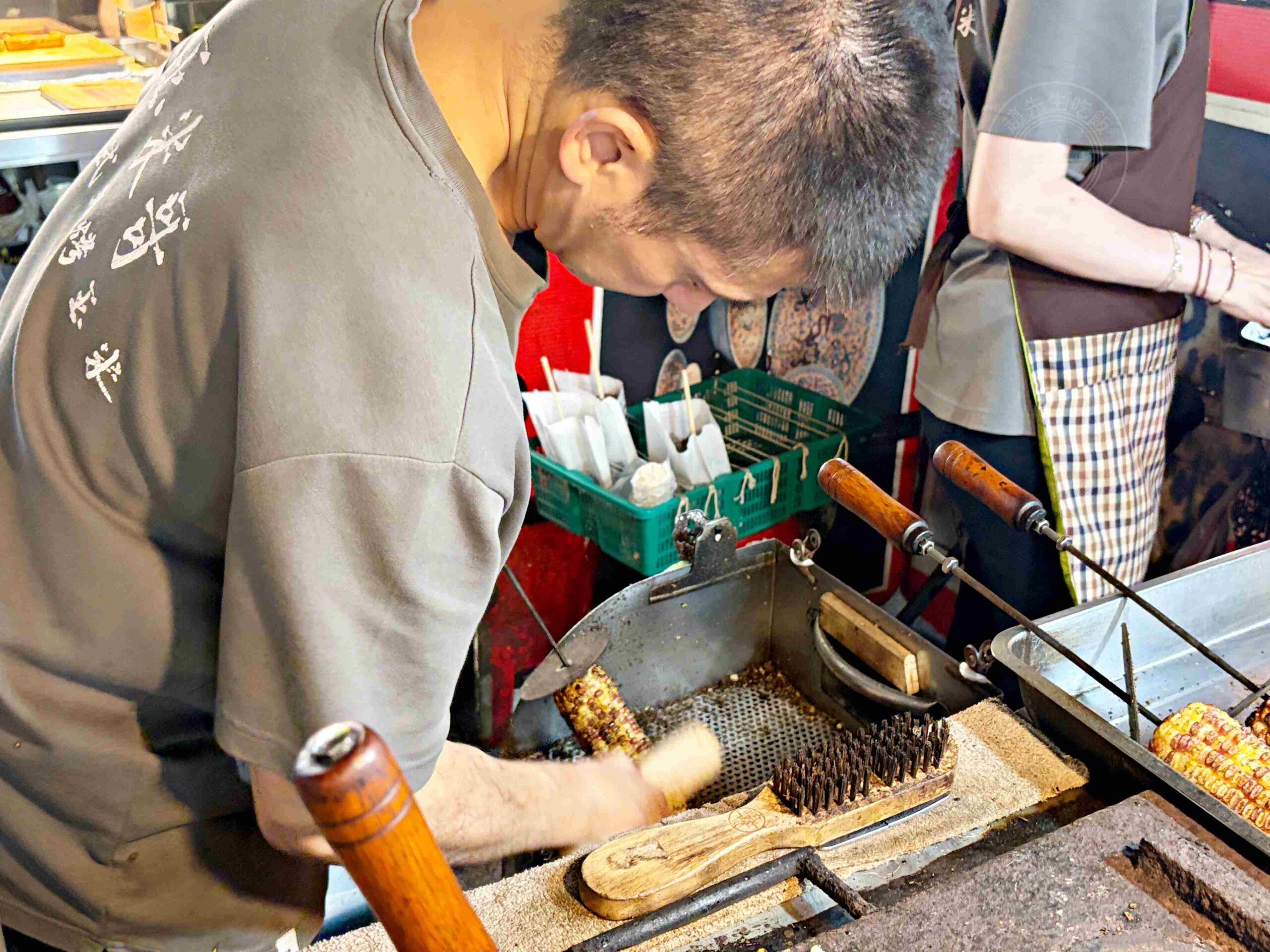 【饒河美食】直立式炭烤玉米(饒河夜市)，500碗推薦傳統木炭推薦(菜單) @趙先生吃飯