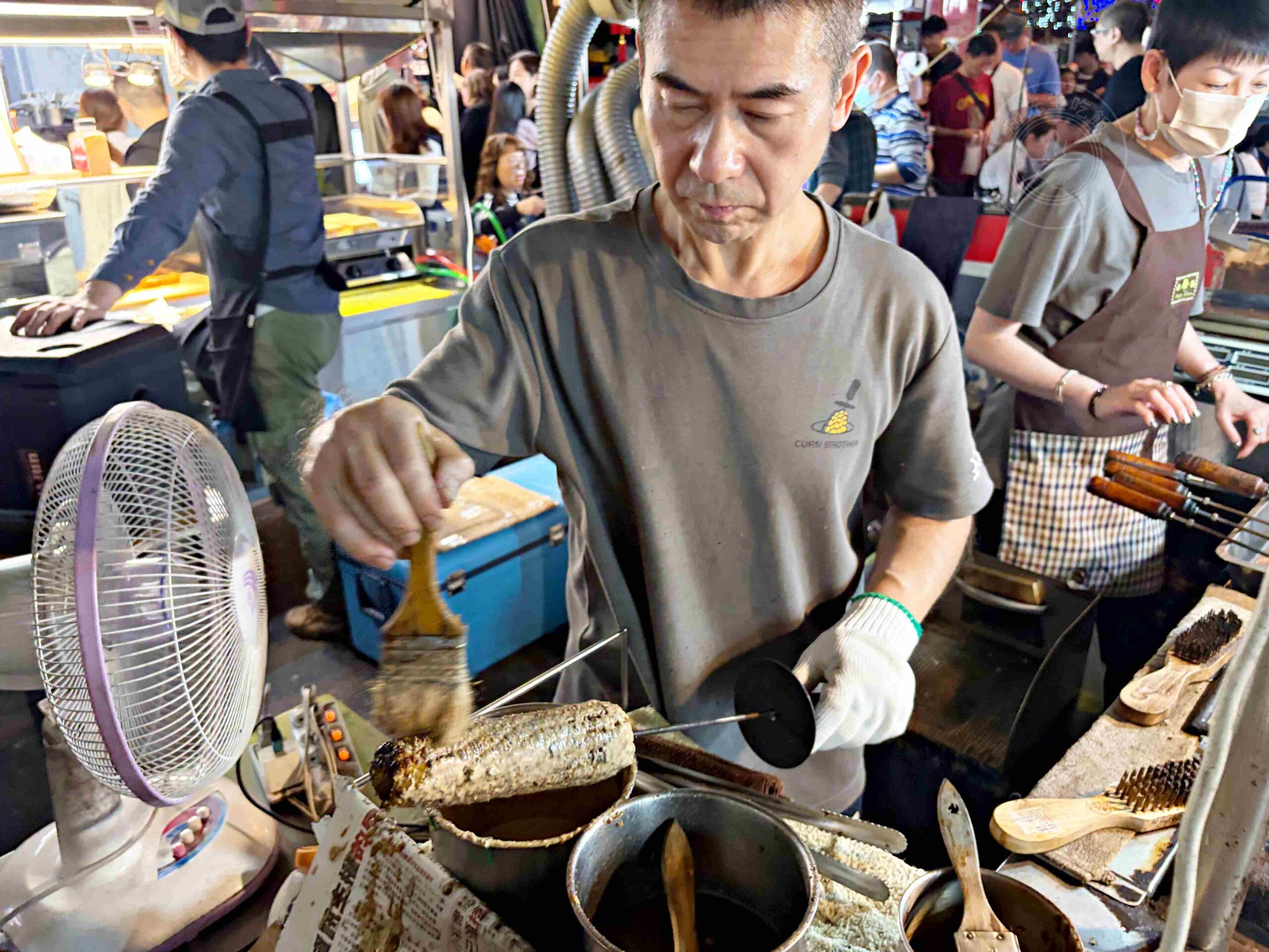 【饒河美食】直立式炭烤玉米(饒河夜市)，500碗推薦傳統木炭推薦(菜單) @趙先生吃飯