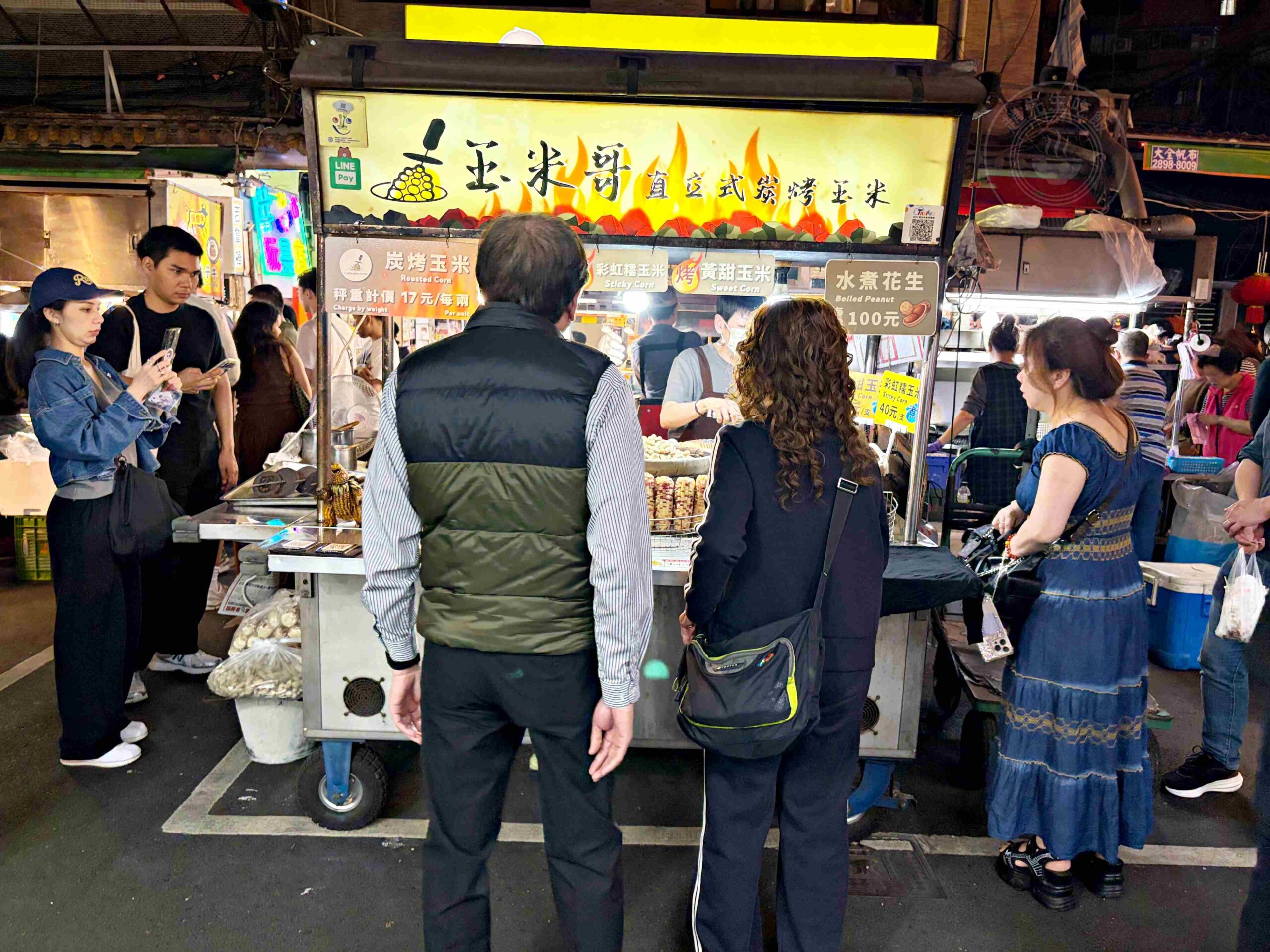 【饒河美食】直立式炭烤玉米(饒河夜市)，500碗推薦傳統木炭推薦(菜單) @趙先生吃飯