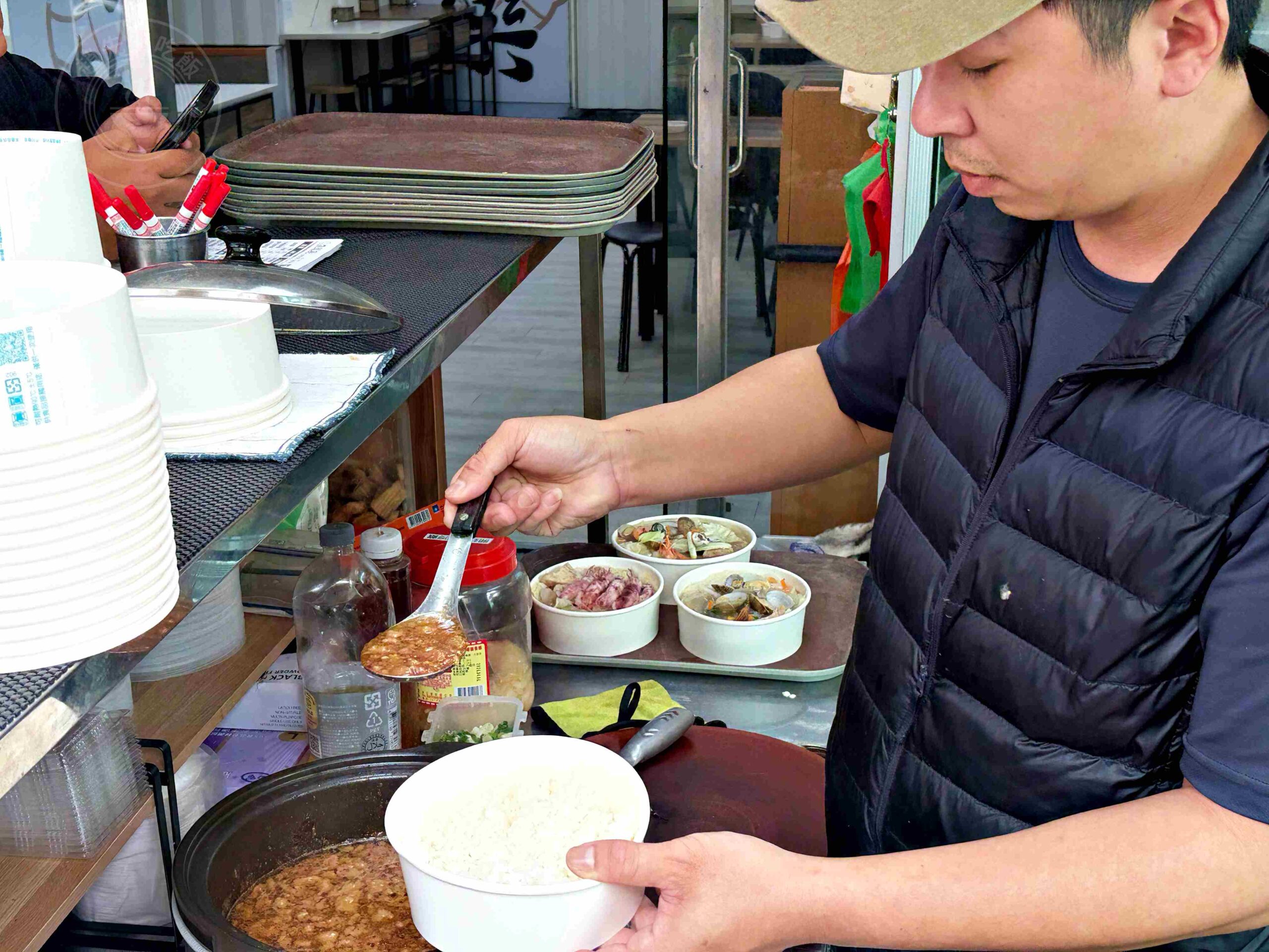 【萬里美食】漁聞樂小卷米粉，99元有8隻小卷米粉湯、滷肉飯超強吃到飽(菜單) @趙先生吃飯