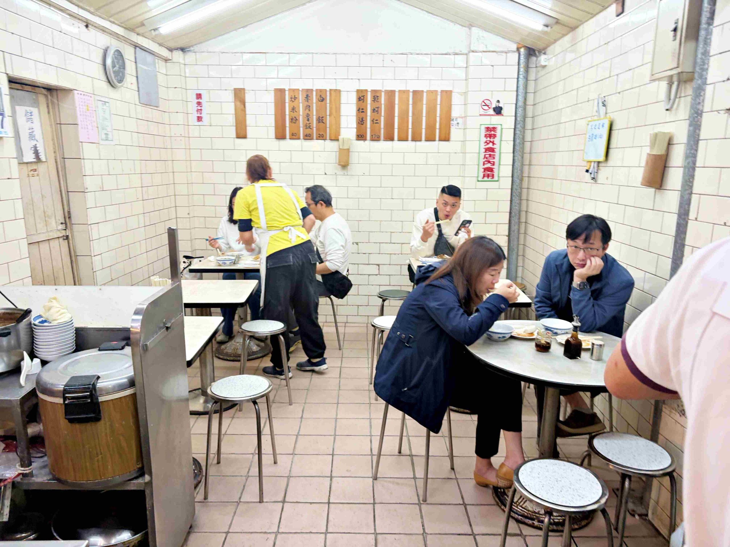 【三重美食】明宏蚵仁湯,老字號的肥美鮮蚵搭配炒米粉實在厲害推薦(菜單) @趙先生吃飯 【三重美食】明宏蚵仁湯,老字號的肥美鮮蚵搭配炒米粉實在厲害推薦(菜單) @趙先生吃飯