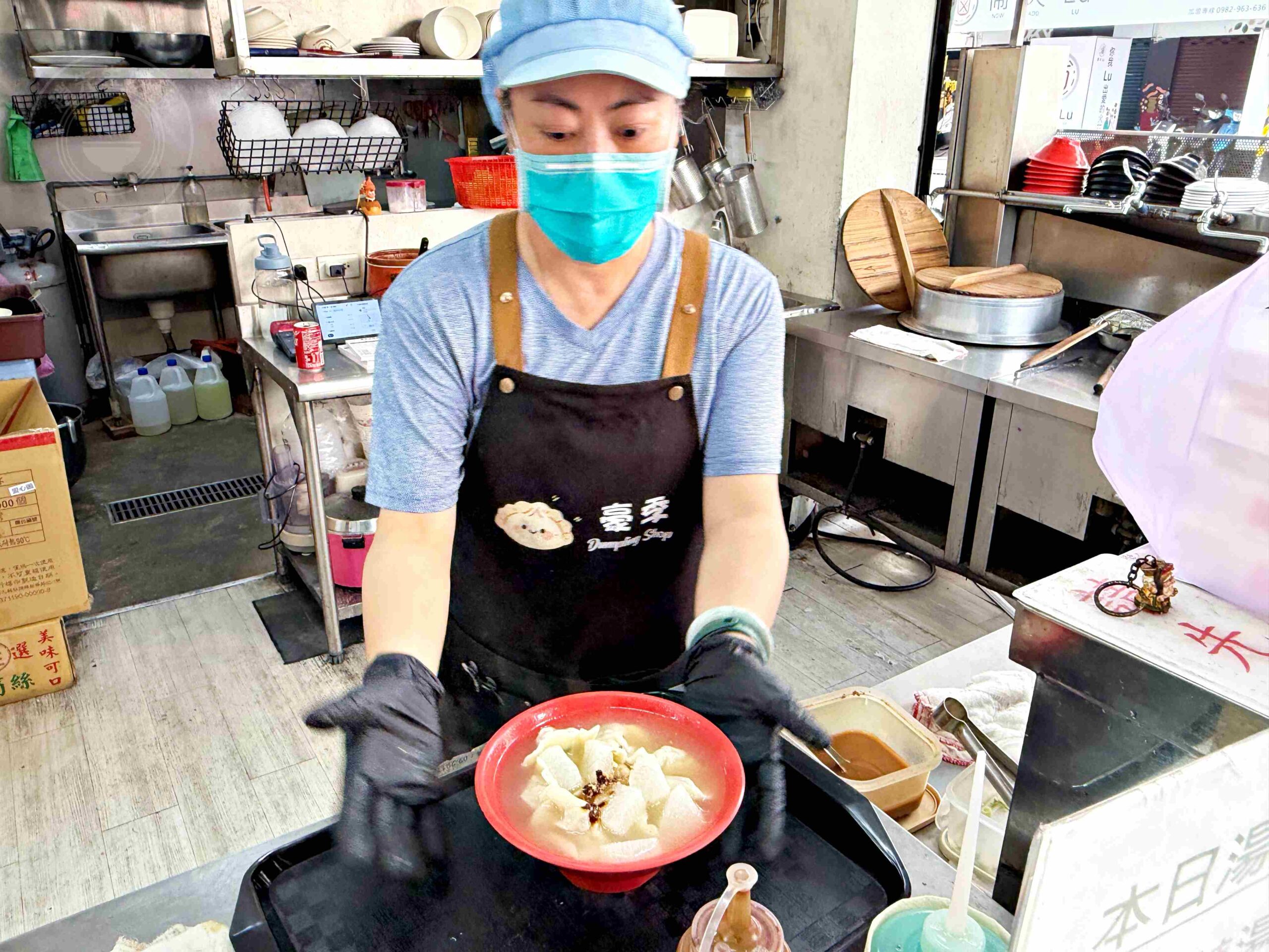 【板橋美食】豪季水餃專賣店，整隻大蝦子超滿足，韭菜豬肉、酸辣湯也推薦(菜單) @趙先生吃飯