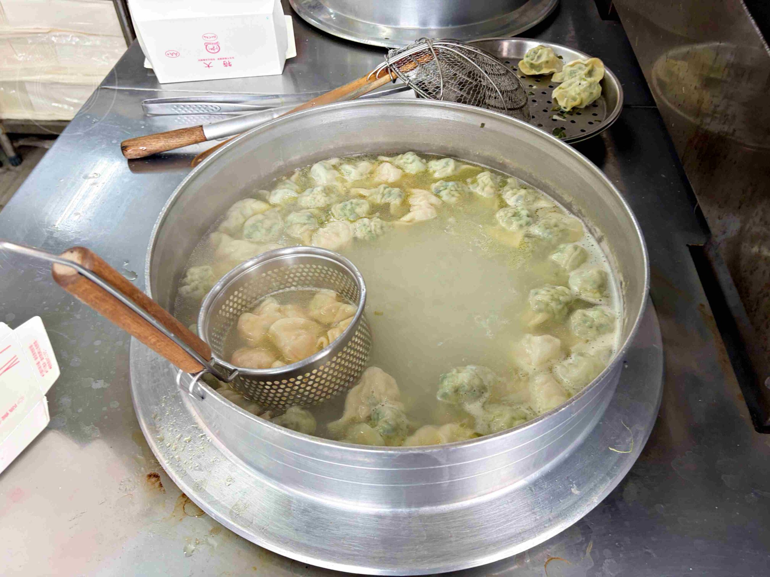 【板橋美食】豪季水餃專賣店,整隻大蝦子超滿足,韭菜豬肉、酸辣湯也推薦(菜單) @趙先生吃飯 【板橋美食】豪季水餃專賣店,整隻大蝦子超滿足,韭菜豬肉、酸辣湯也推薦(菜單) @趙先生吃飯