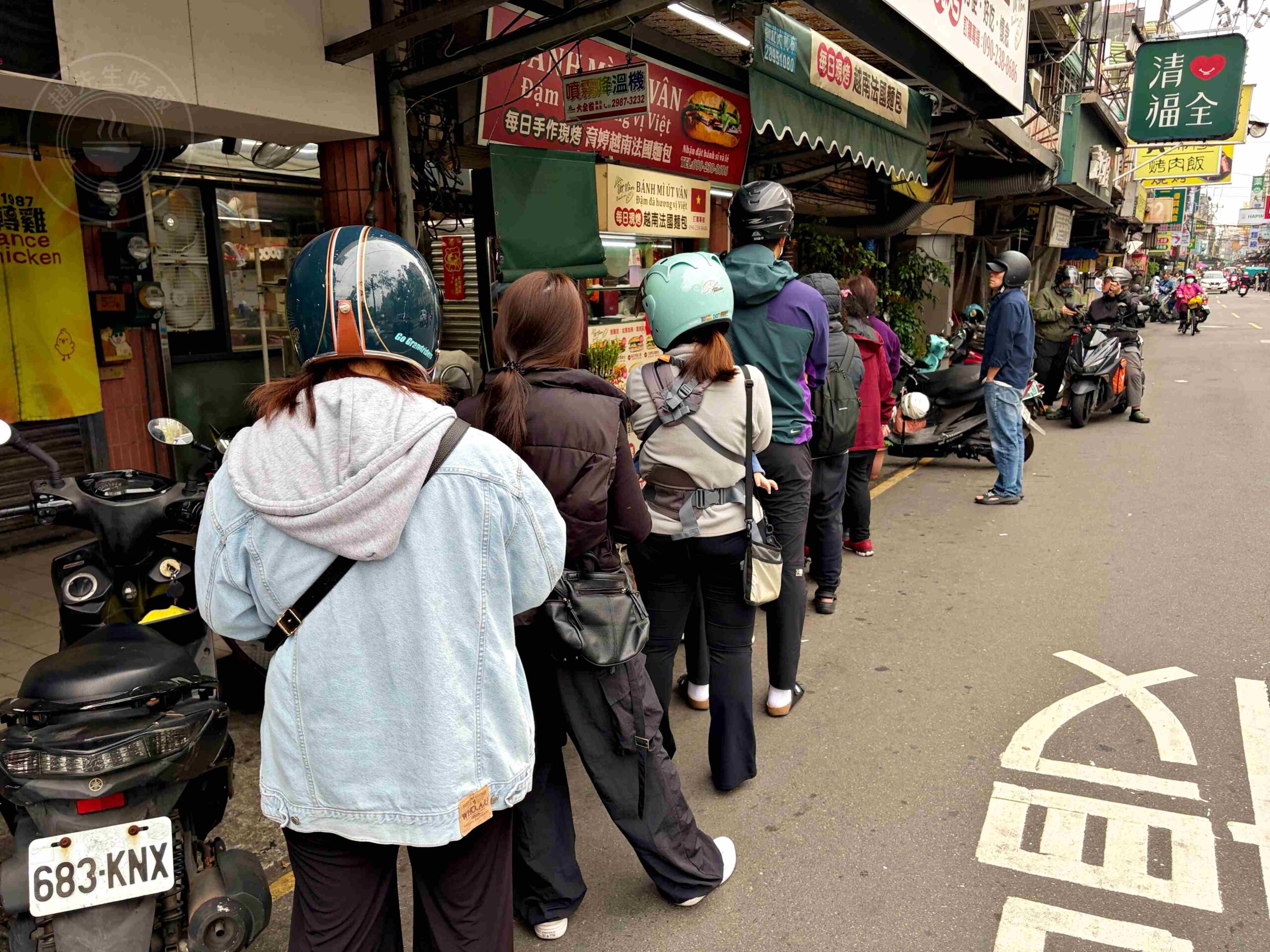 【三重美食】育婷越南法國麵包，在地人超愛的現烤超酥脆麵包，牛肉、花生都推薦(菜單) @趙先生吃飯