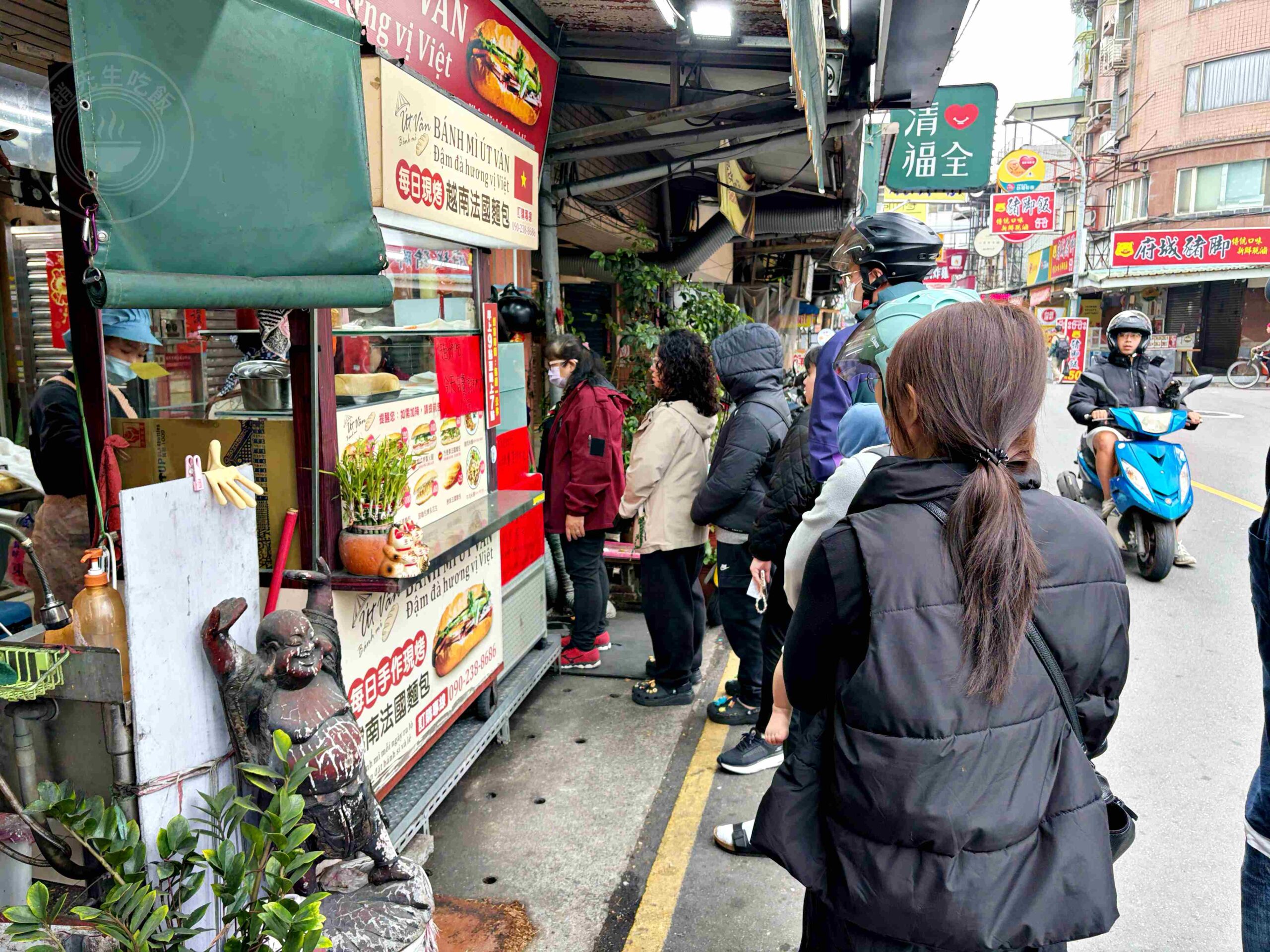 【三重美食】育婷越南法國麵包，在地人超愛的現烤超酥脆麵包，牛肉、花生都推薦(菜單) @趙先生吃飯