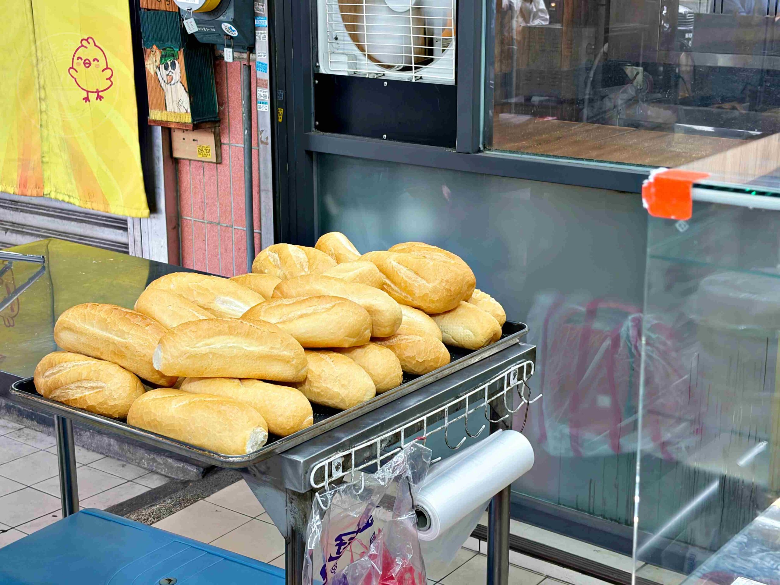 【三重美食】育婷越南法國麵包，在地人超愛的現烤超酥脆麵包，牛肉、花生都推薦(菜單) @趙先生吃飯