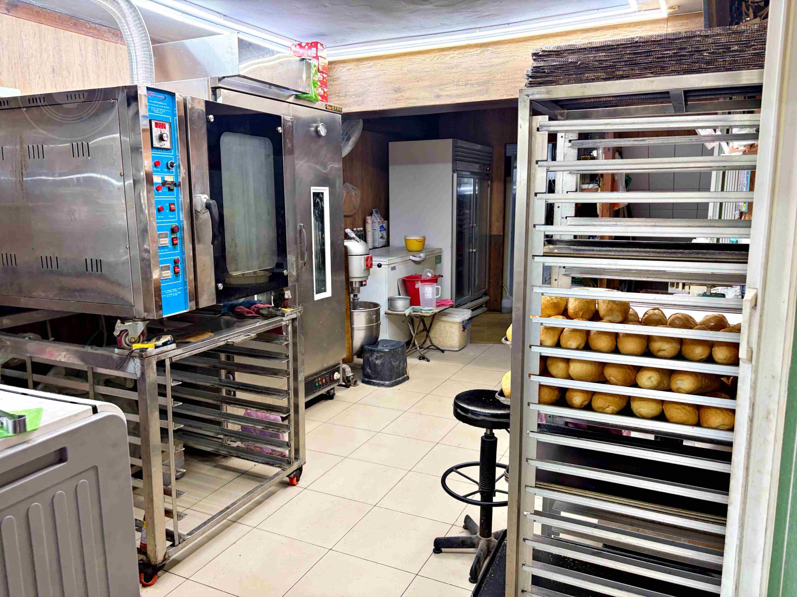 【三重美食】育婷越南法國麵包，在地人超愛的現烤超酥脆麵包，牛肉、花生都推薦(菜單) @趙先生吃飯