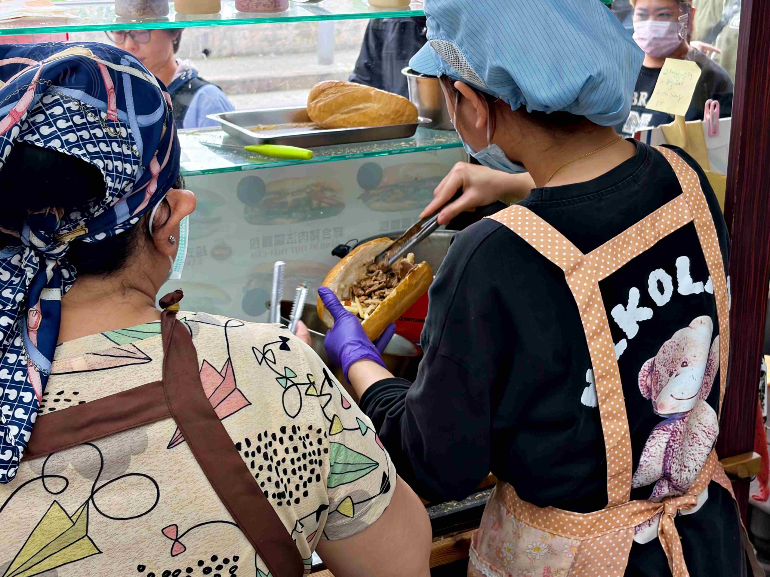 【三重美食】育婷越南法國麵包，在地人超愛的現烤超酥脆麵包，牛肉、花生都推薦(菜單) @趙先生吃飯