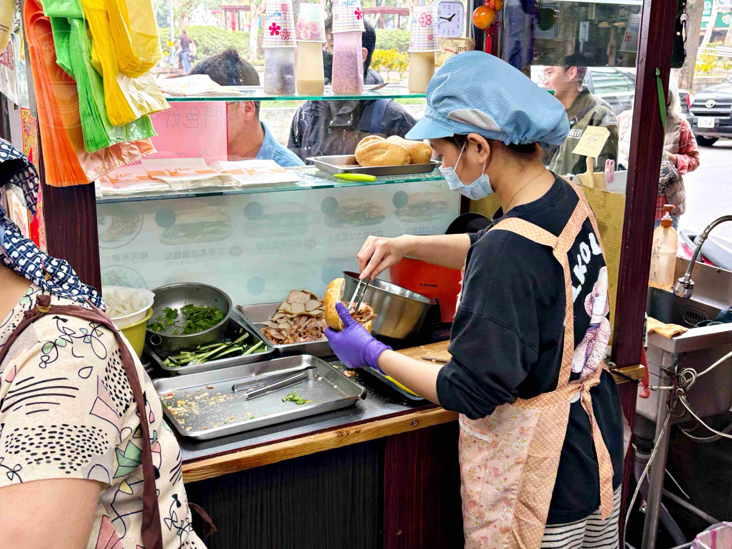 【三重美食】育婷越南法國麵包，在地人超愛的現烤超酥脆麵包，牛肉、花生都推薦(菜單) @趙先生吃飯