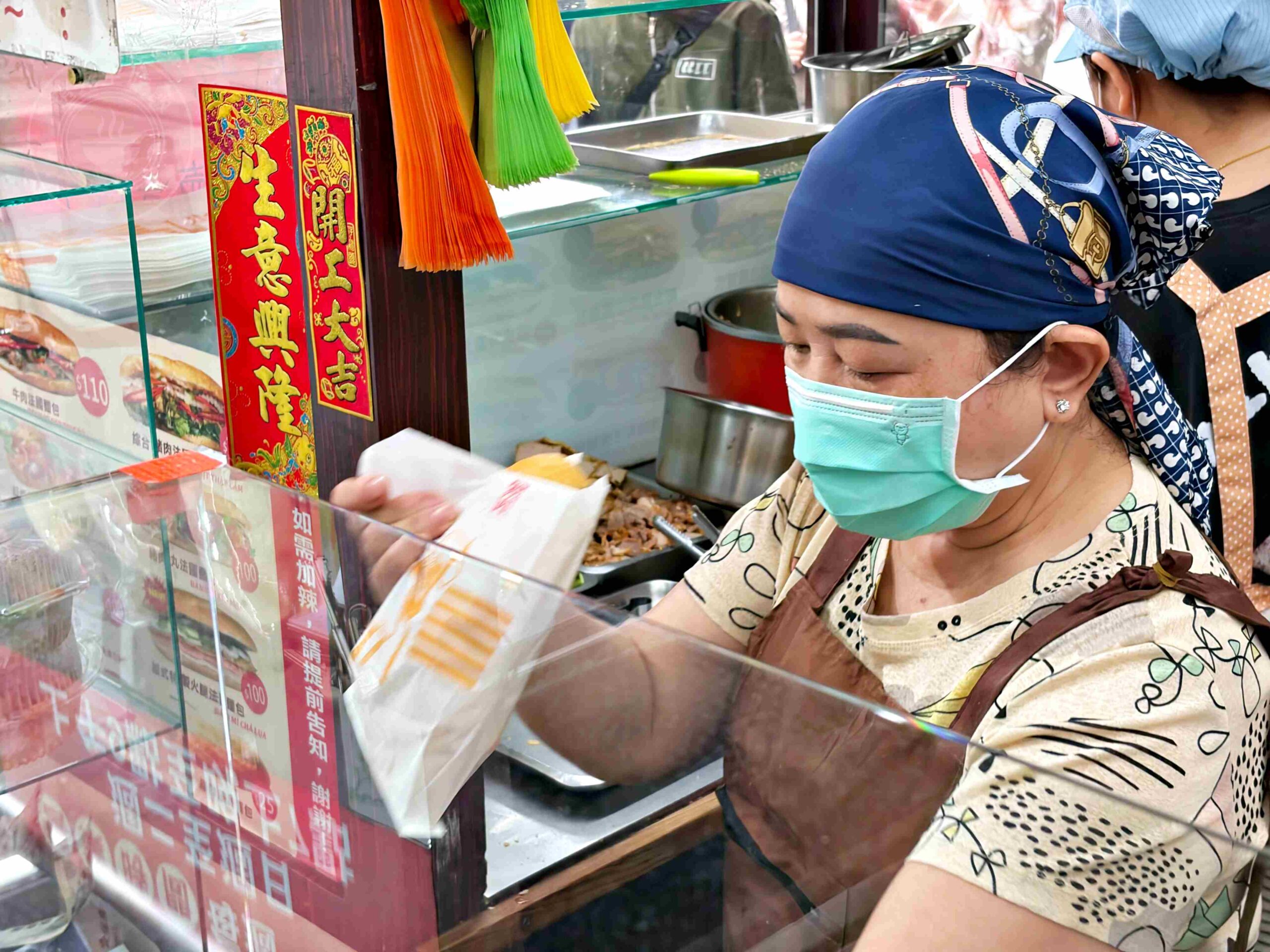 【三重美食】育婷越南法國麵包，在地人超愛的現烤超酥脆麵包，牛肉、花生都推薦(菜單) @趙先生吃飯