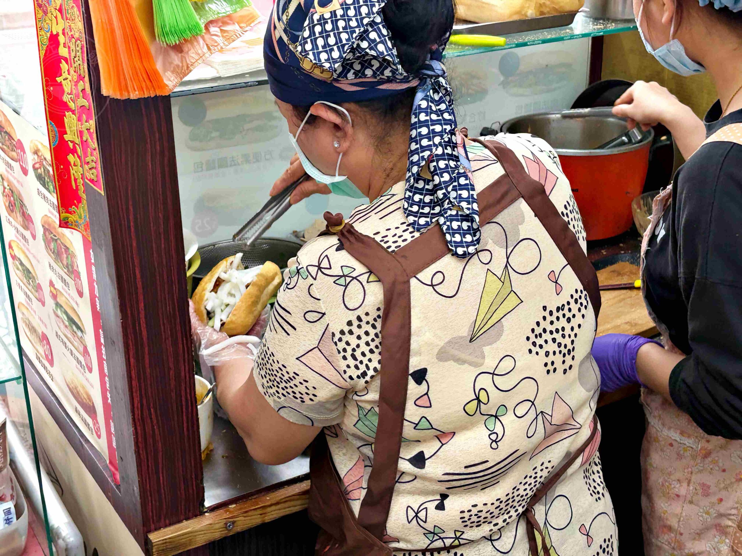 【三重美食】育婷越南法國麵包，在地人超愛的現烤超酥脆麵包，牛肉、花生都推薦(菜單) @趙先生吃飯