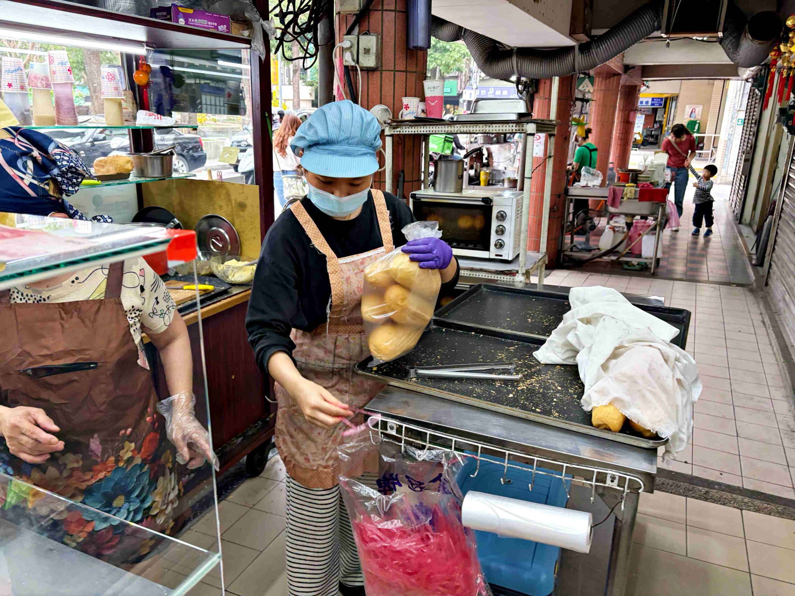 【三重美食】育婷越南法國麵包，在地人超愛的現烤超酥脆麵包，牛肉、花生都推薦(菜單) @趙先生吃飯