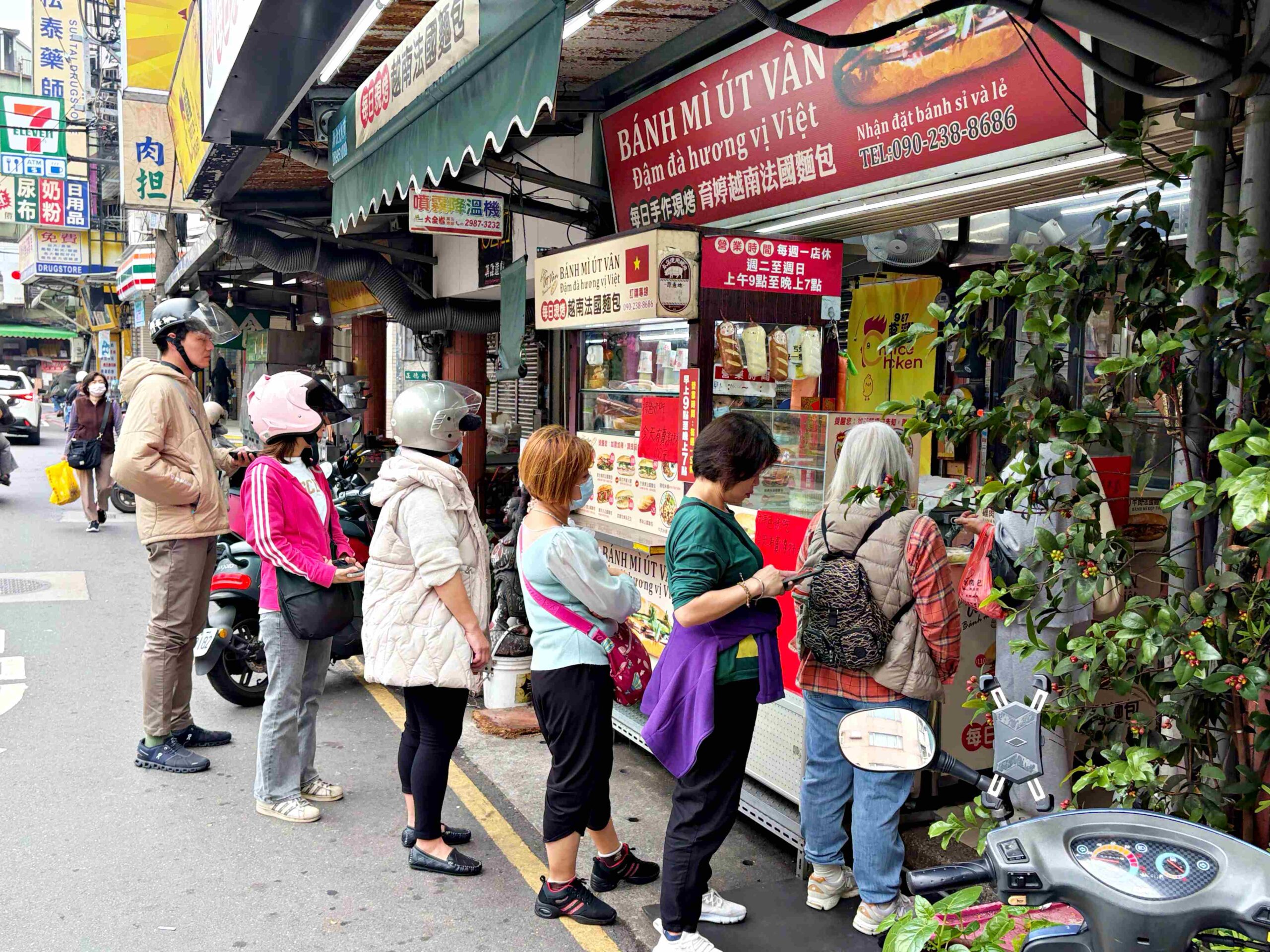 【三重美食】育婷越南法國麵包，在地人超愛的現烤超酥脆麵包，牛肉、花生都推薦(菜單) @趙先生吃飯