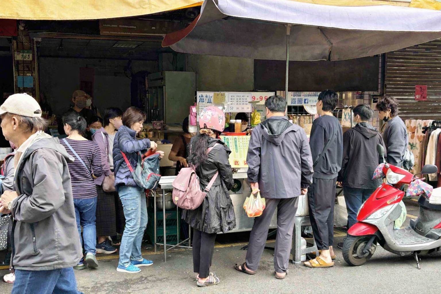 【天母美食】忠誠牛肉麵，平日下午也排隊的老店，無敵大碗又好吃推薦(菜單) @趙先生吃飯