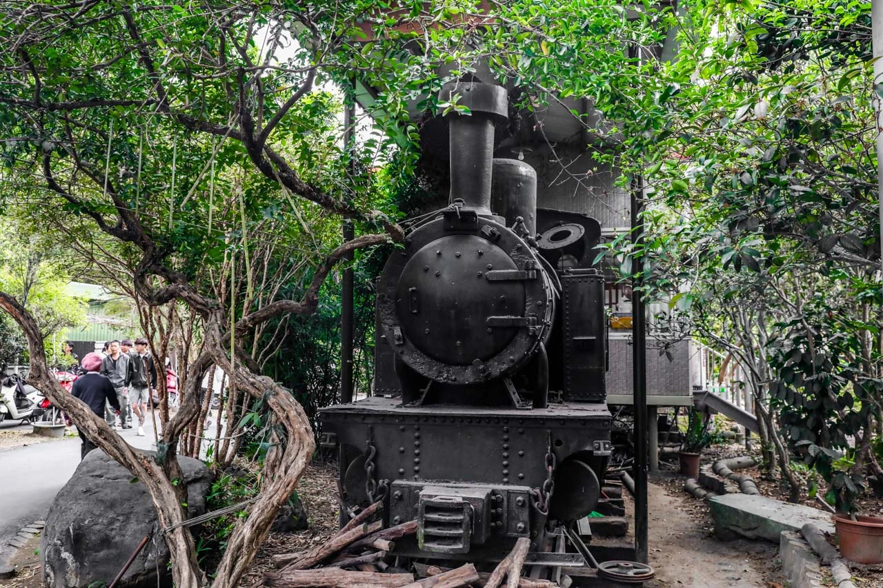 【高雄大社美食】綠野山莊花園餐廳，古董火車軌道送餐超吸睛，三十年老字號土雞城推薦(菜單) @趙先生吃飯