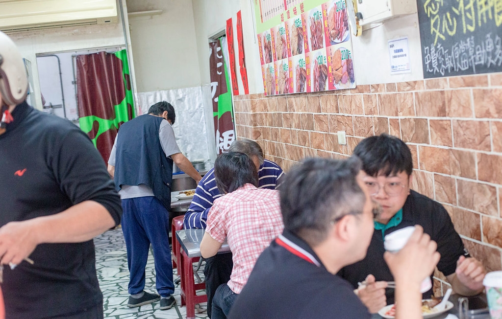 【新莊美食】阿奕腿庫飯，在地知名店，肉量滿到便當盒快蓋不起來，好吃又超飽推薦(菜單) @趙先生吃飯