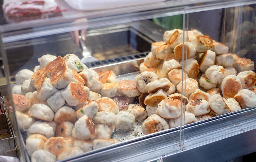 【三重美食】信義公園旁水煎包，在地人從小吃到大的8元水煎包推薦(菜單) @趙先生吃飯