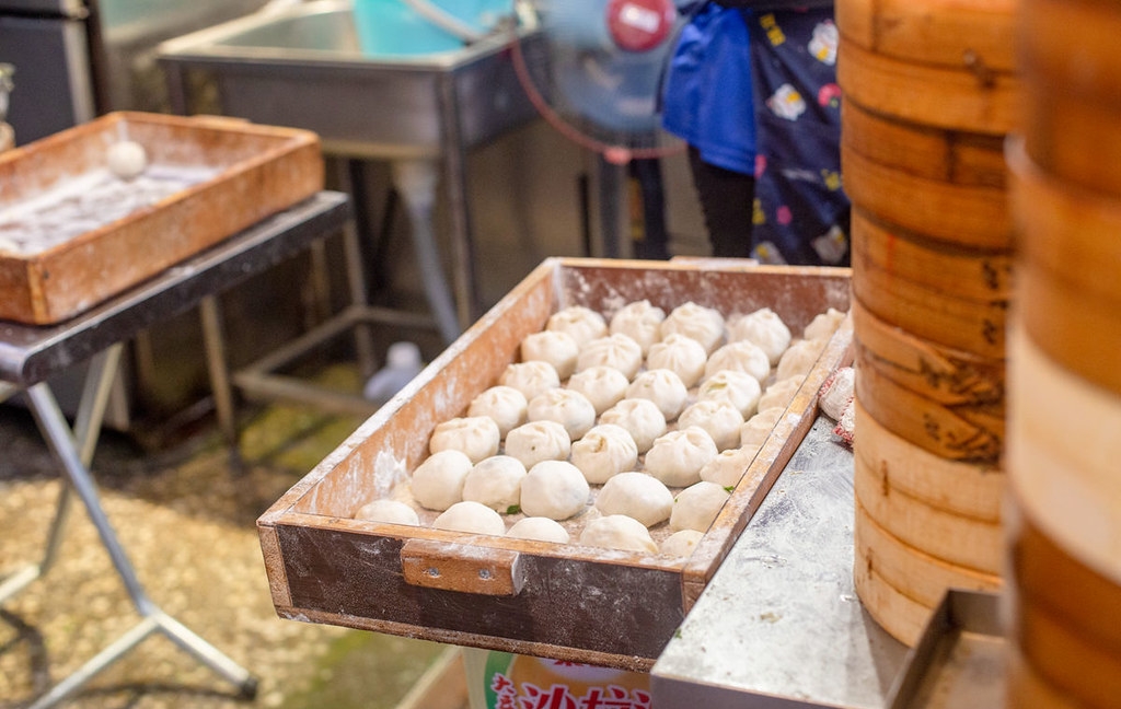 【三重美食】信義公園旁水煎包，在地人從小吃到大的8元水煎包推薦(菜單) @趙先生吃飯
