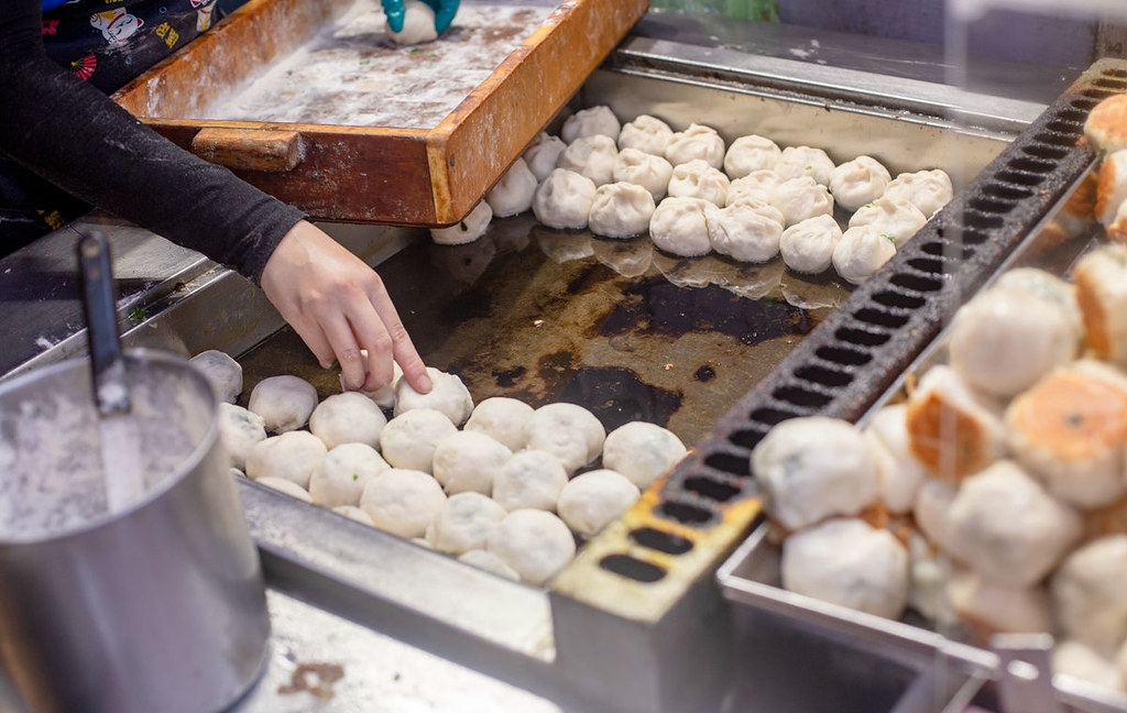 【三重美食】信義公園旁水煎包，在地人從小吃到大的8元水煎包推薦(菜單) @趙先生吃飯