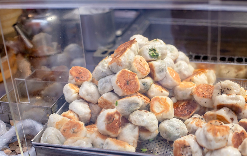 【三重美食】信義公園旁水煎包，在地人從小吃到大的8元水煎包推薦(菜單) @趙先生吃飯