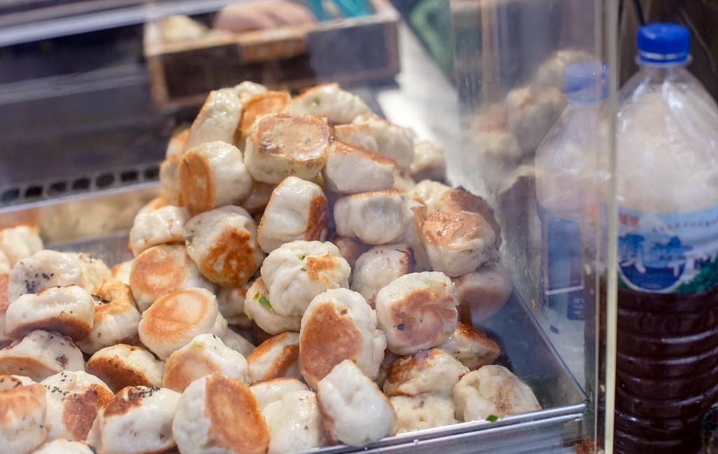 【三重美食】信義公園旁水煎包，在地人從小吃到大的8元水煎包推薦(菜單) @趙先生吃飯