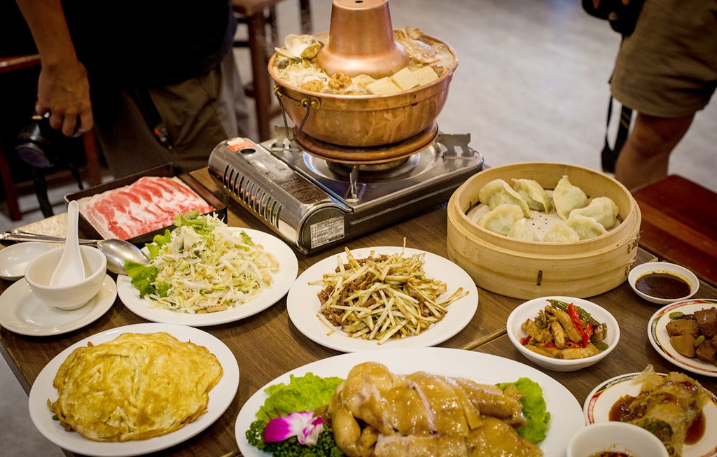 【新店美食】山東小館，米其林必比登認證，40年老字號，酸菜白肉、燒雞、蒸餃推薦(菜單) @趙先生吃飯