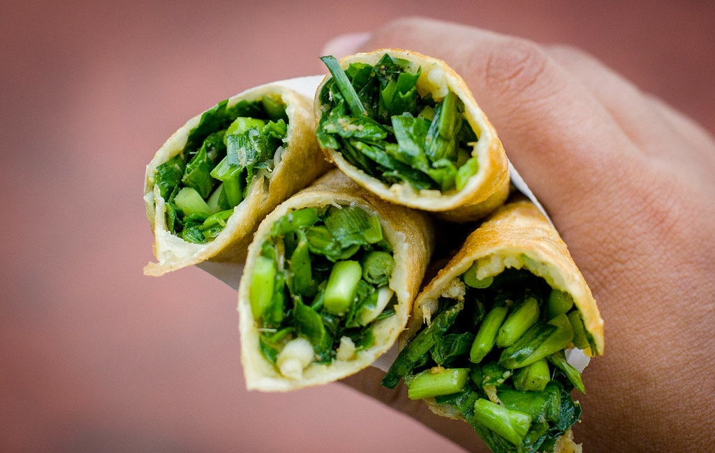 【宜蘭美食】春捲伯，晚來買不到的銅板小吃春捲爆韭菜、炸蝦餅爆好吃推薦(菜單) @趙先生吃飯