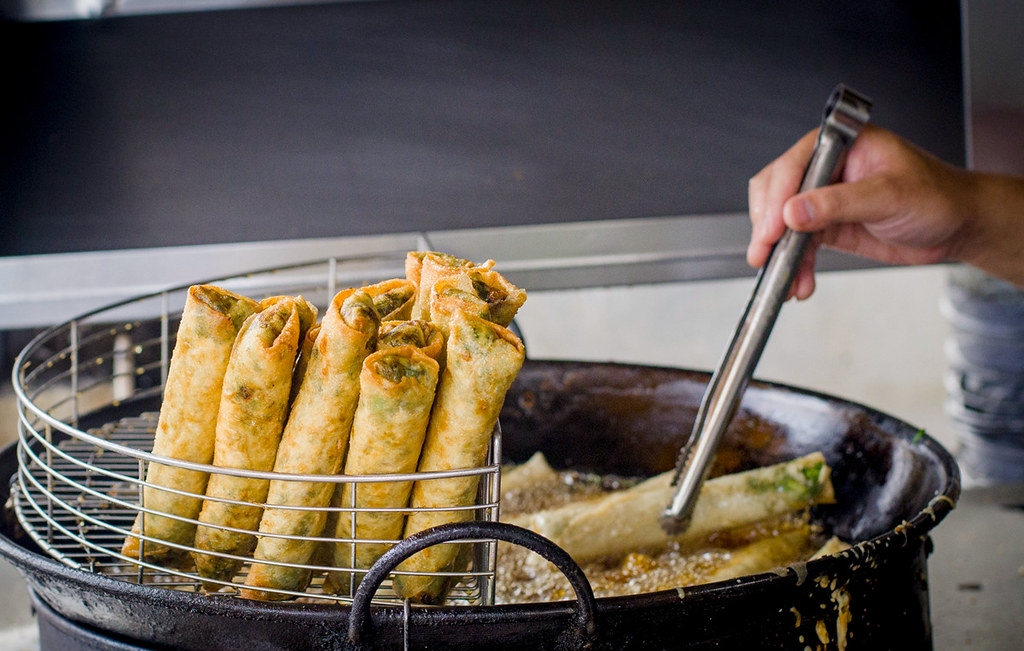 【宜蘭美食】春捲伯，晚來買不到的銅板小吃春捲爆韭菜、炸蝦餅爆好吃推薦(菜單) @趙先生吃飯