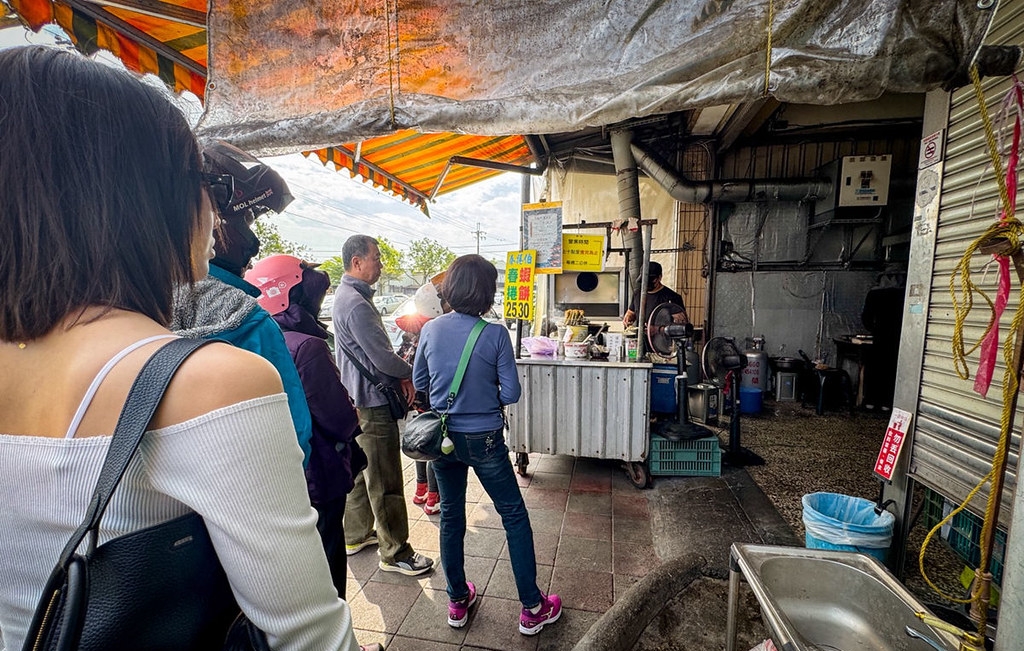 【宜蘭美食】春捲伯，晚來買不到的銅板小吃春捲爆韭菜、炸蝦餅爆好吃推薦(菜單) @趙先生吃飯