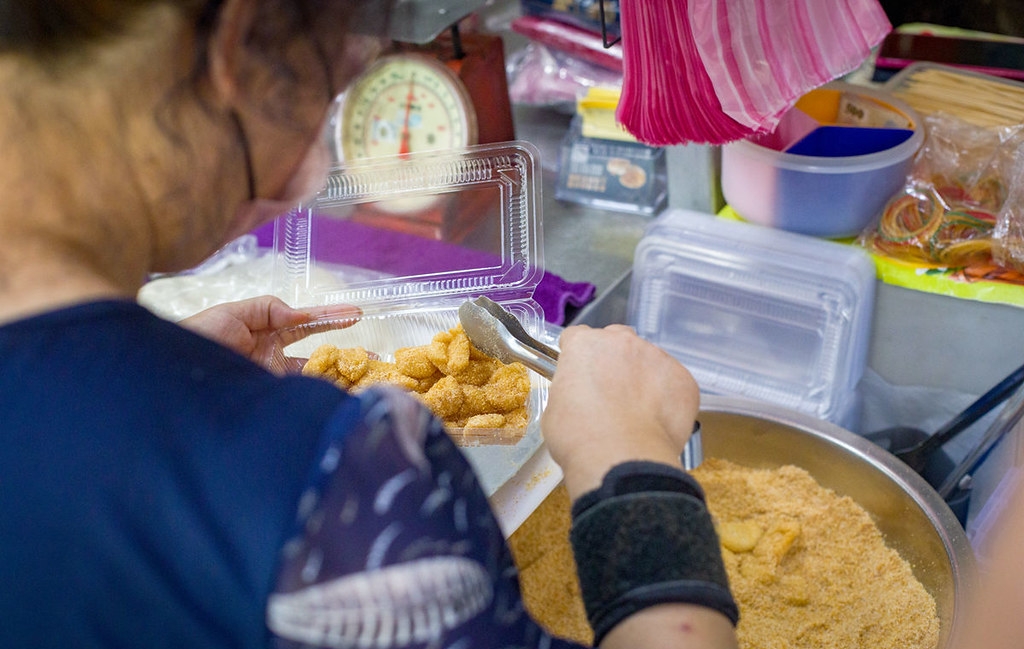 【板橋美食】傳統客家麻糬，黃石市場隱藏版老店，超療癒菜刀切麻糬50元滿滿一盒推薦(菜單) @趙先生吃飯