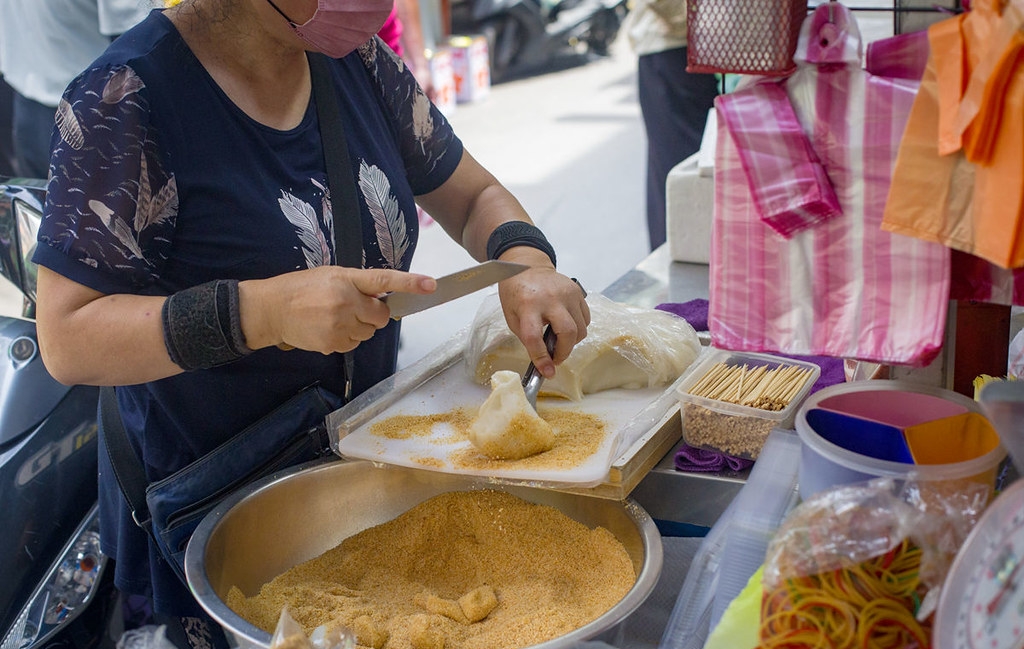 【板橋美食】傳統客家麻糬，黃石市場隱藏版老店，超療癒菜刀切麻糬50元滿滿一盒推薦(菜單) @趙先生吃飯