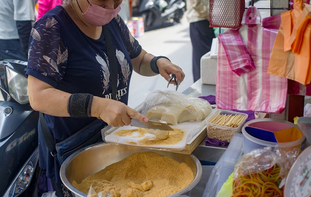 【板橋美食】傳統客家麻糬，黃石市場隱藏版老店，超療癒菜刀切麻糬50元滿滿一盒推薦(菜單) @趙先生吃飯