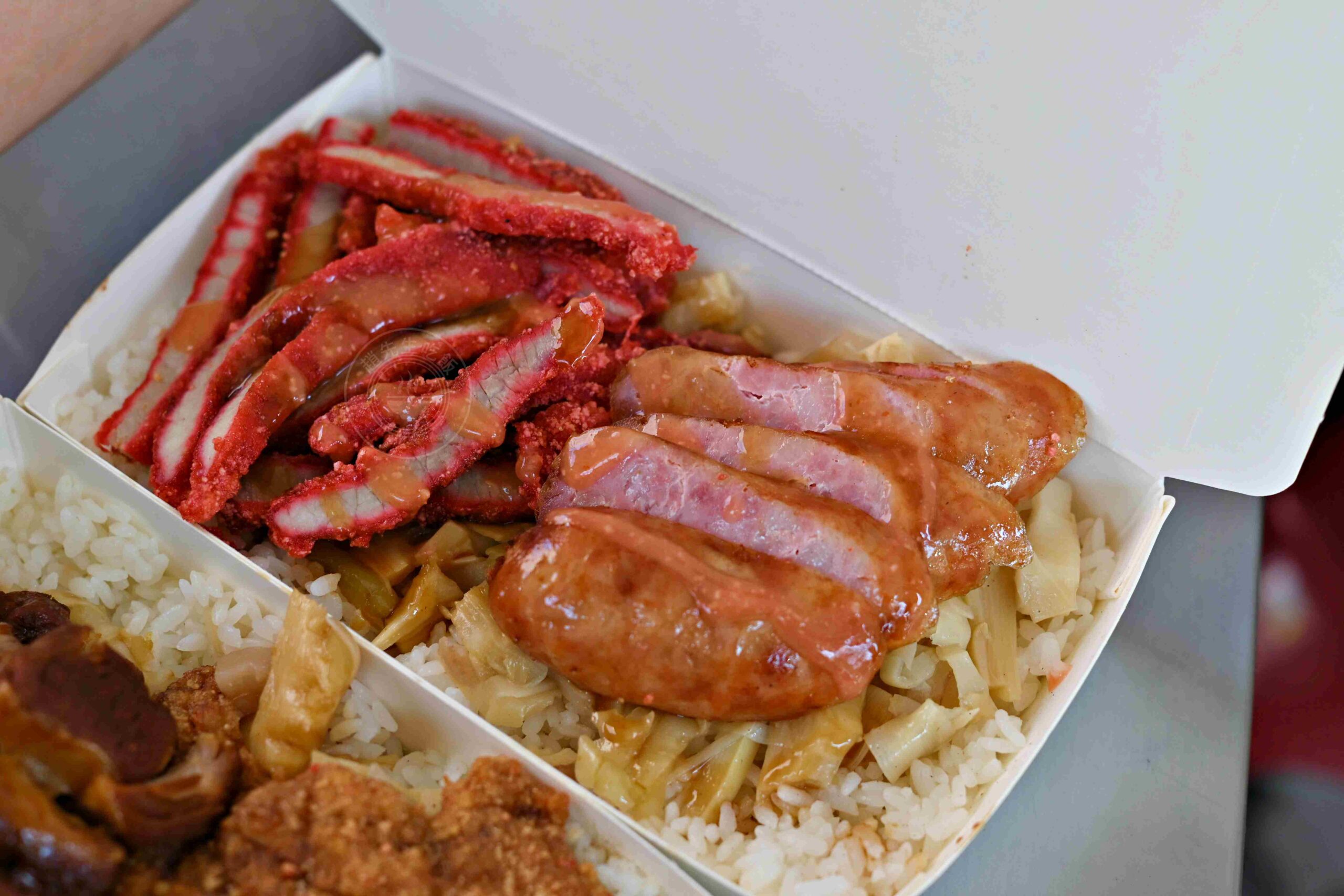 【新莊美食】阿奕腿庫飯，在地知名店，肉量滿到便當盒快蓋不起來，好吃又超飽推薦(菜單) @趙先生吃飯