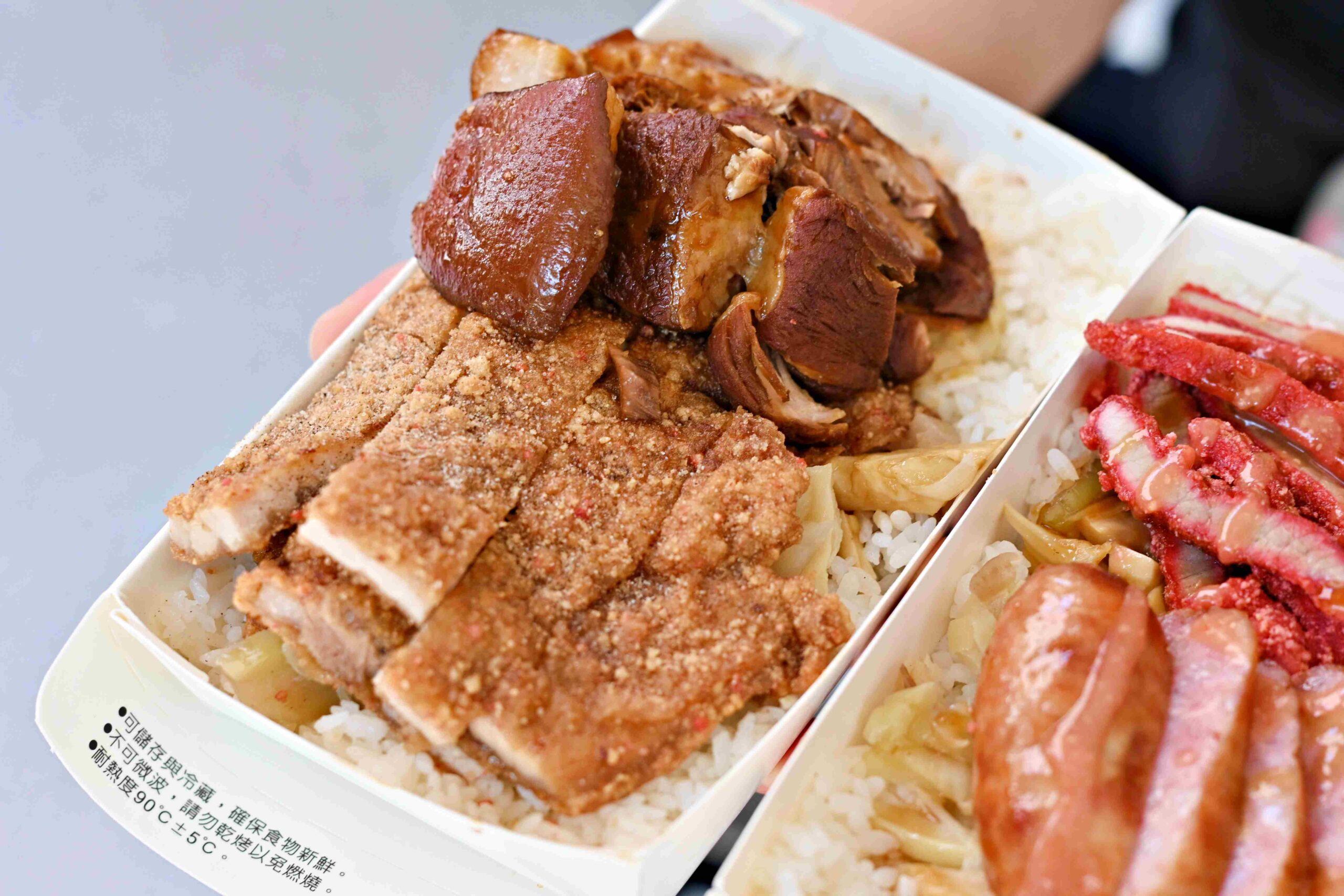 【新莊美食】阿奕腿庫飯，在地知名店，肉量滿到便當盒快蓋不起來，好吃又超飽推薦(菜單) @趙先生吃飯