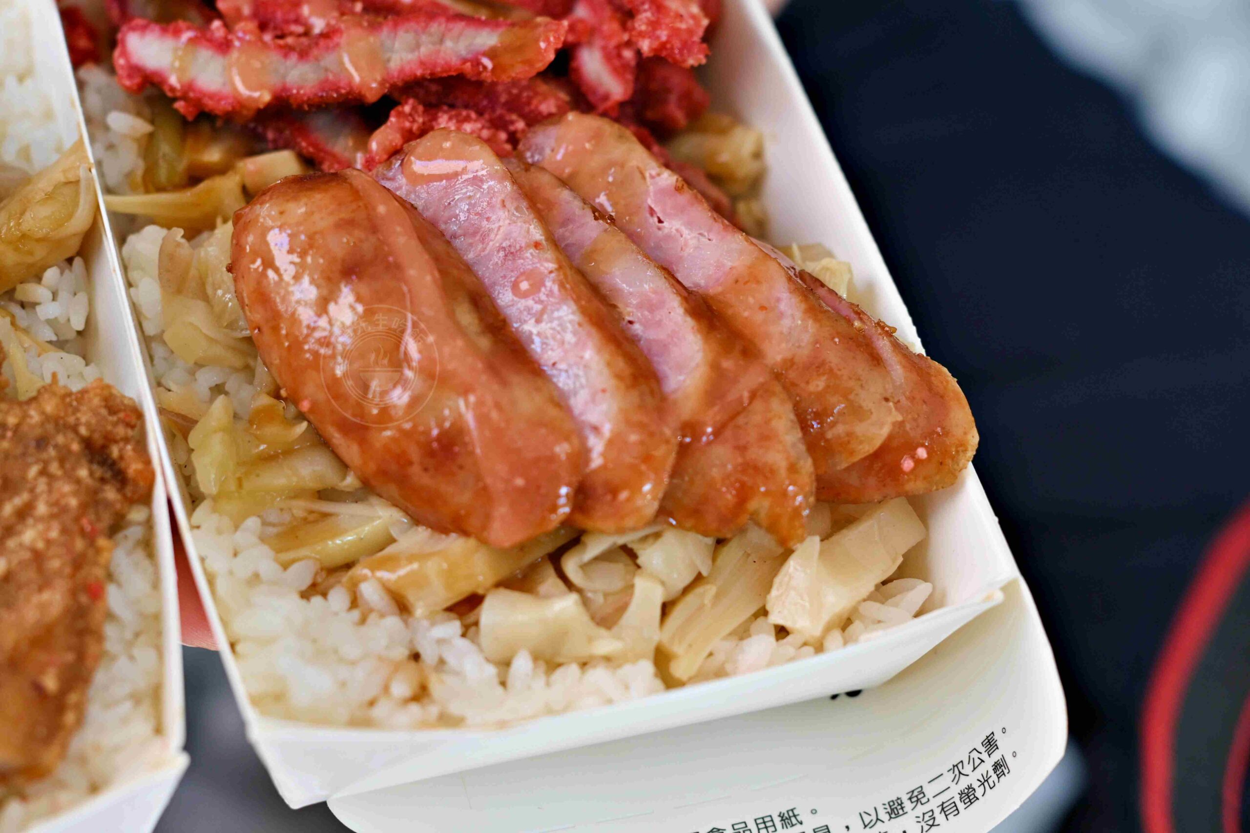 【新莊美食】阿奕腿庫飯，在地知名店，肉量滿到便當盒快蓋不起來，好吃又超飽推薦(菜單) @趙先生吃飯