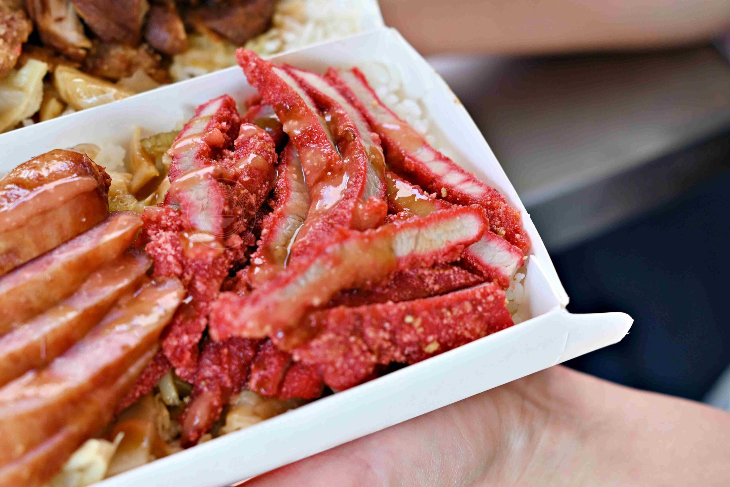 【新莊美食】阿奕腿庫飯，在地知名店，肉量滿到便當盒快蓋不起來，好吃又超飽推薦(菜單) @趙先生吃飯