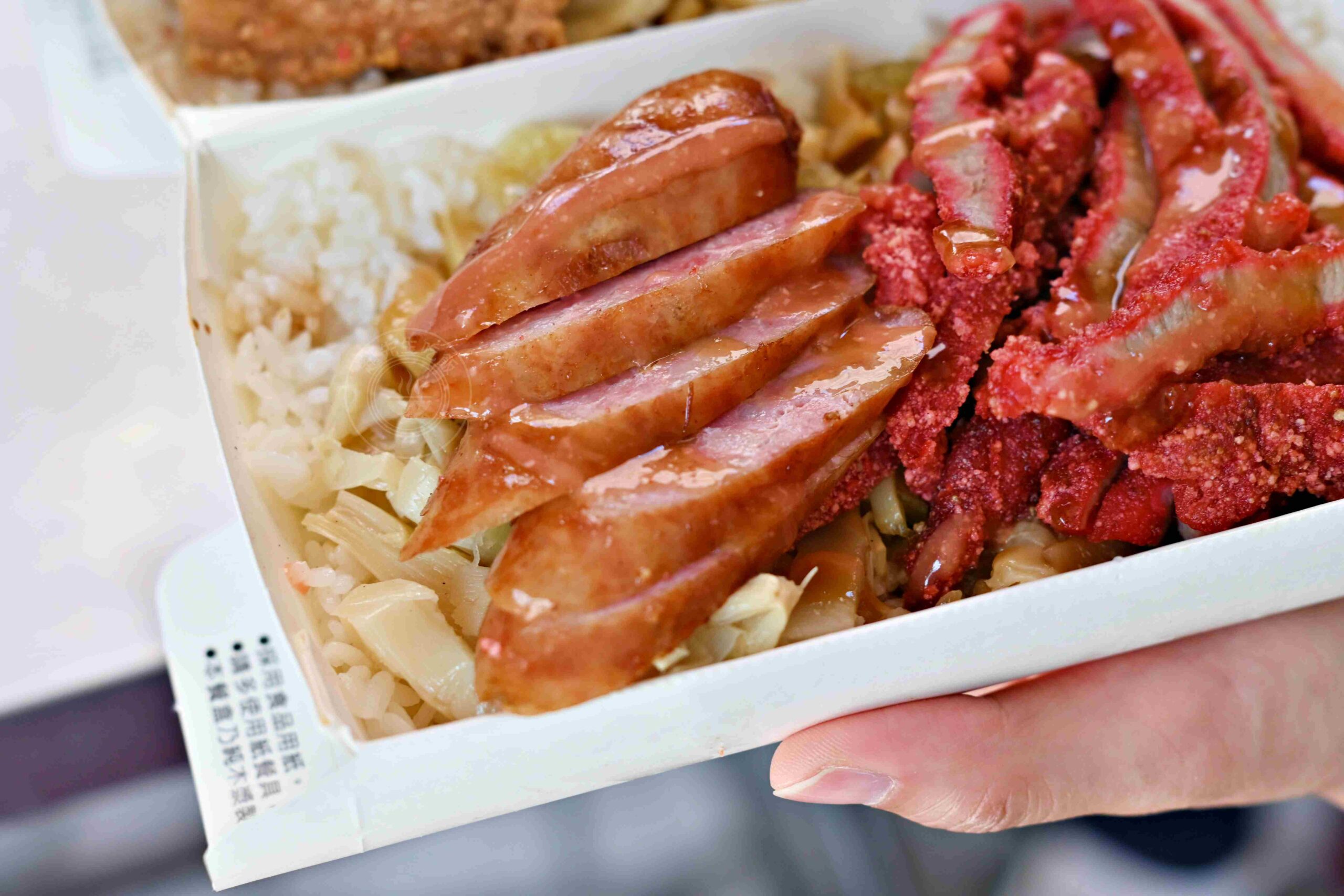 【新莊美食】阿奕腿庫飯，在地知名店，肉量滿到便當盒快蓋不起來，好吃又超飽推薦(菜單) @趙先生吃飯