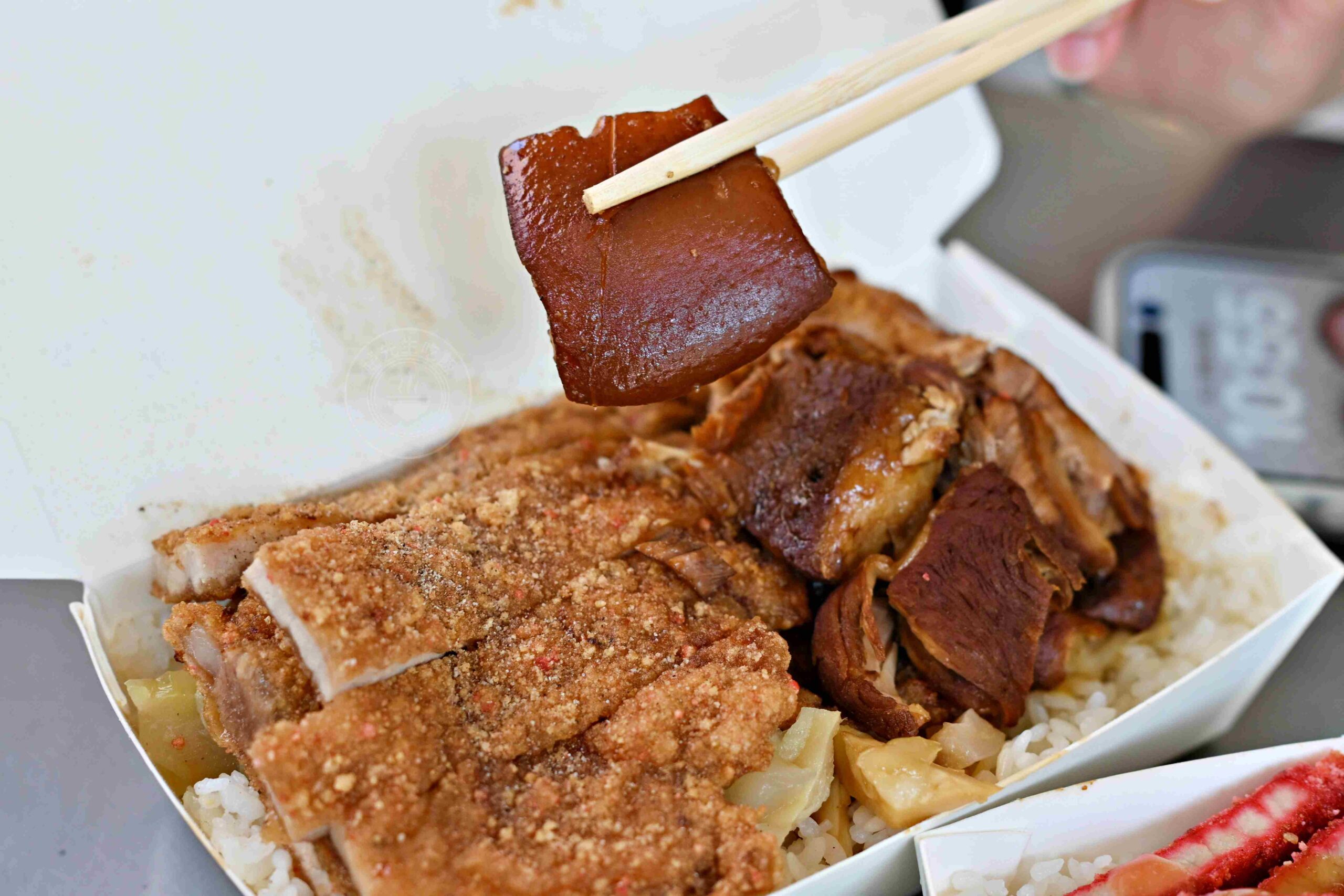 【新莊美食】阿奕腿庫飯，在地知名店，肉量滿到便當盒快蓋不起來，好吃又超飽推薦(菜單) @趙先生吃飯