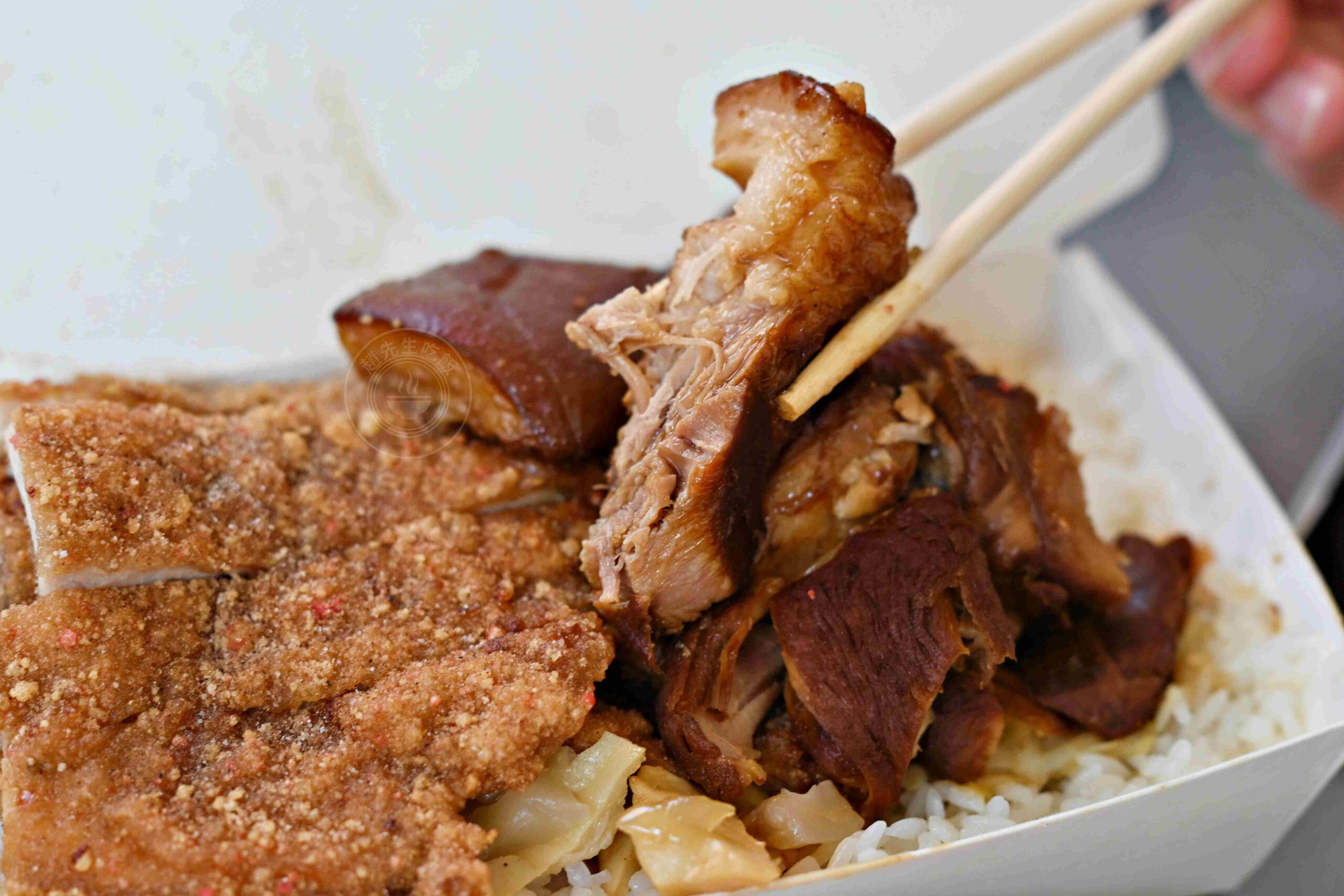 【新莊美食】阿奕腿庫飯，在地知名店，肉量滿到便當盒快蓋不起來，好吃又超飽推薦(菜單) @趙先生吃飯