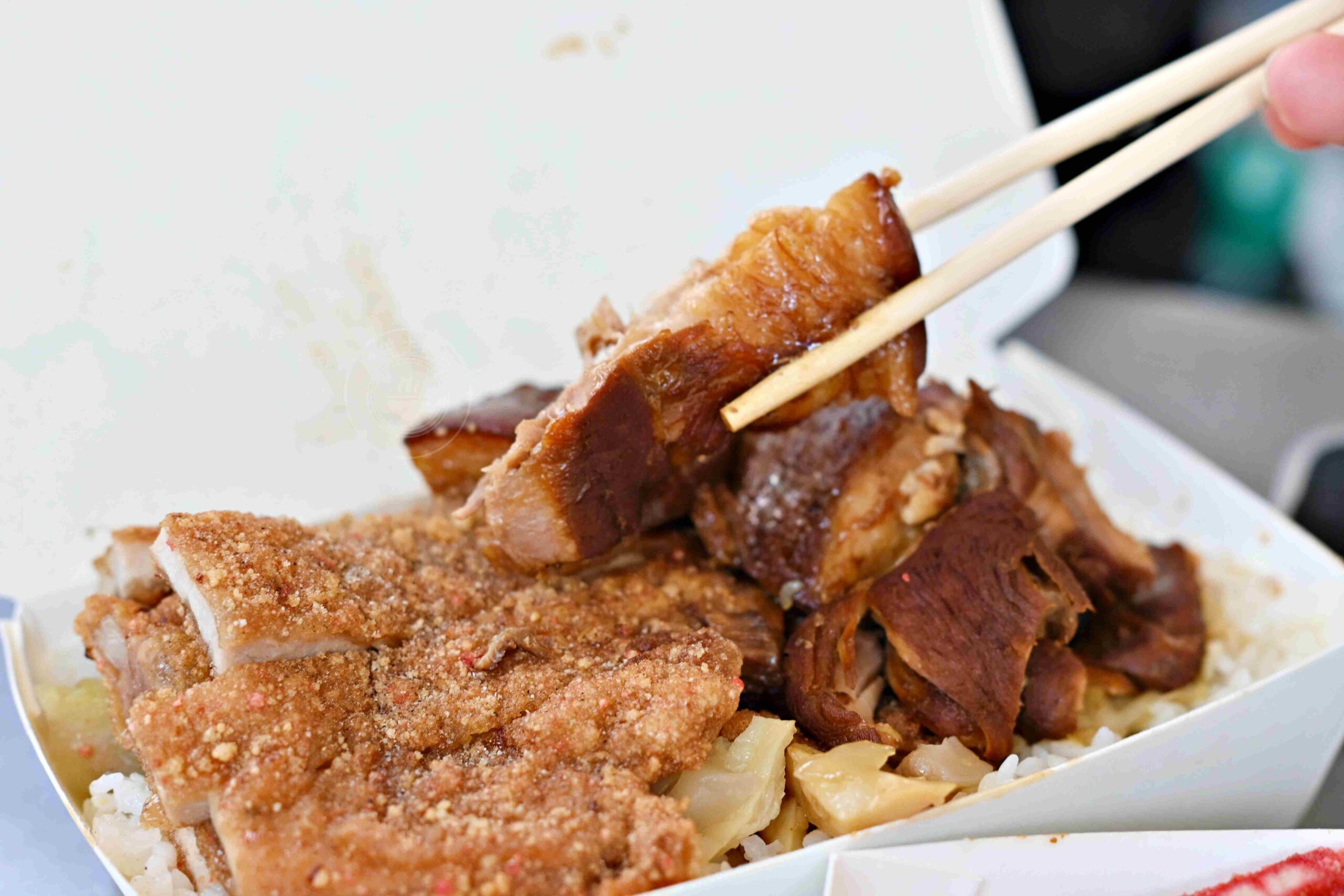 【新莊美食】阿奕腿庫飯，在地知名店，肉量滿到便當盒快蓋不起來，好吃又超飽推薦(菜單) @趙先生吃飯