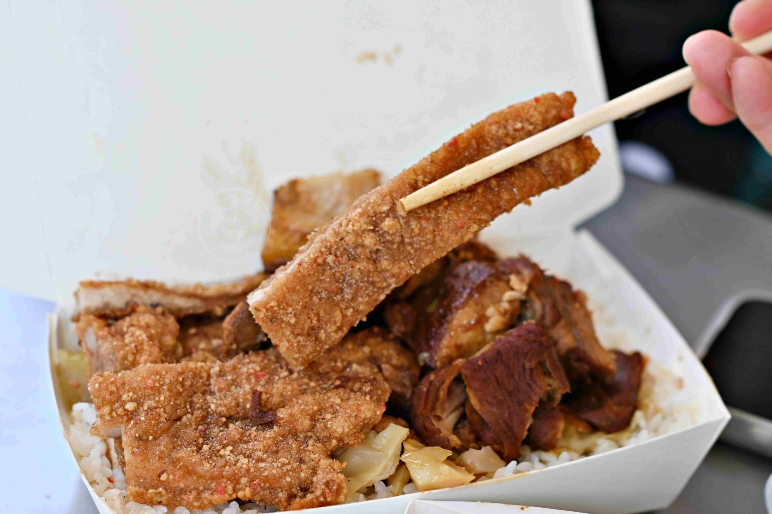 【新莊美食】阿奕腿庫飯，在地知名店，肉量滿到便當盒快蓋不起來，好吃又超飽推薦(菜單) @趙先生吃飯