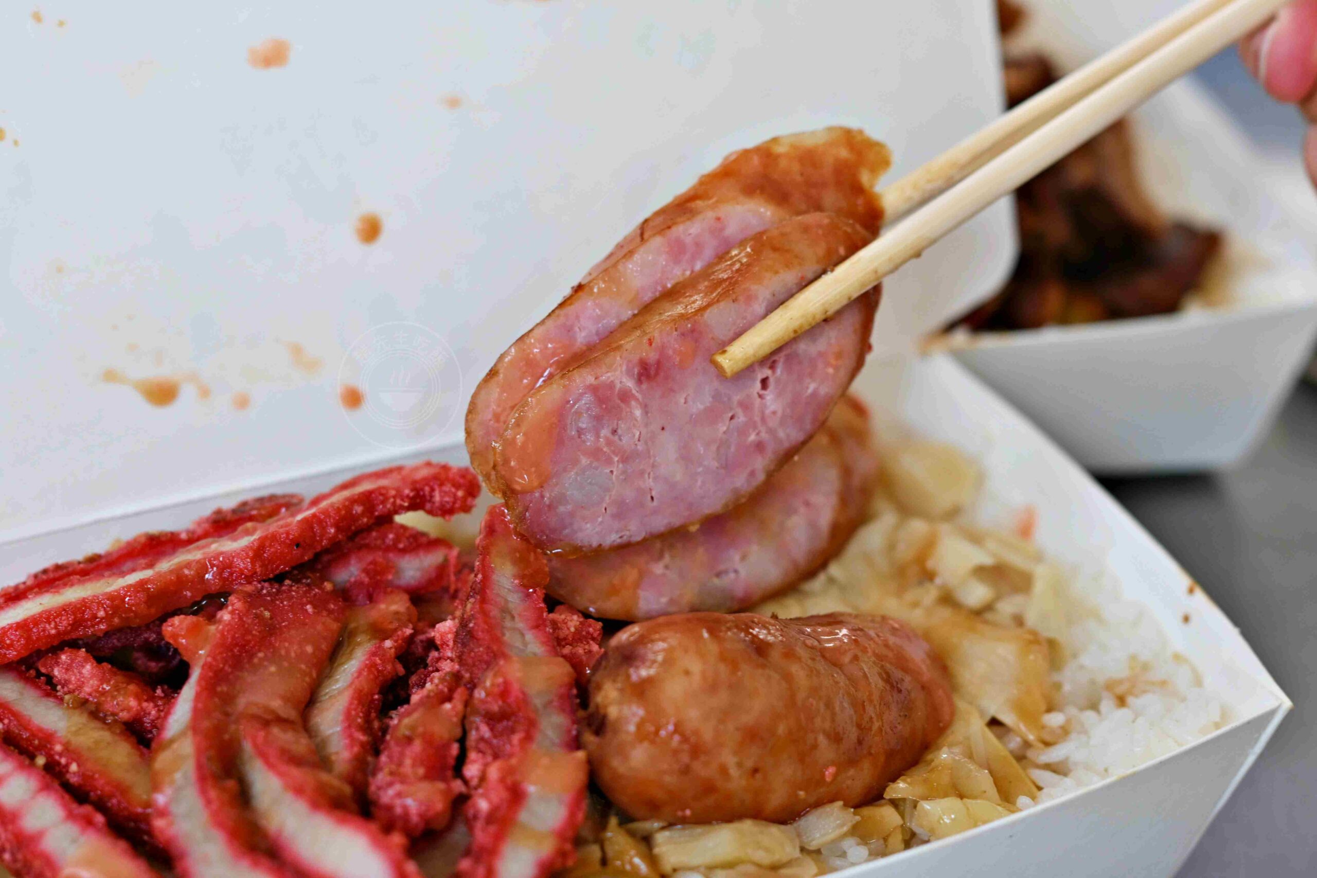 【新莊美食】阿奕腿庫飯，在地知名店，肉量滿到便當盒快蓋不起來，好吃又超飽推薦(菜單) @趙先生吃飯