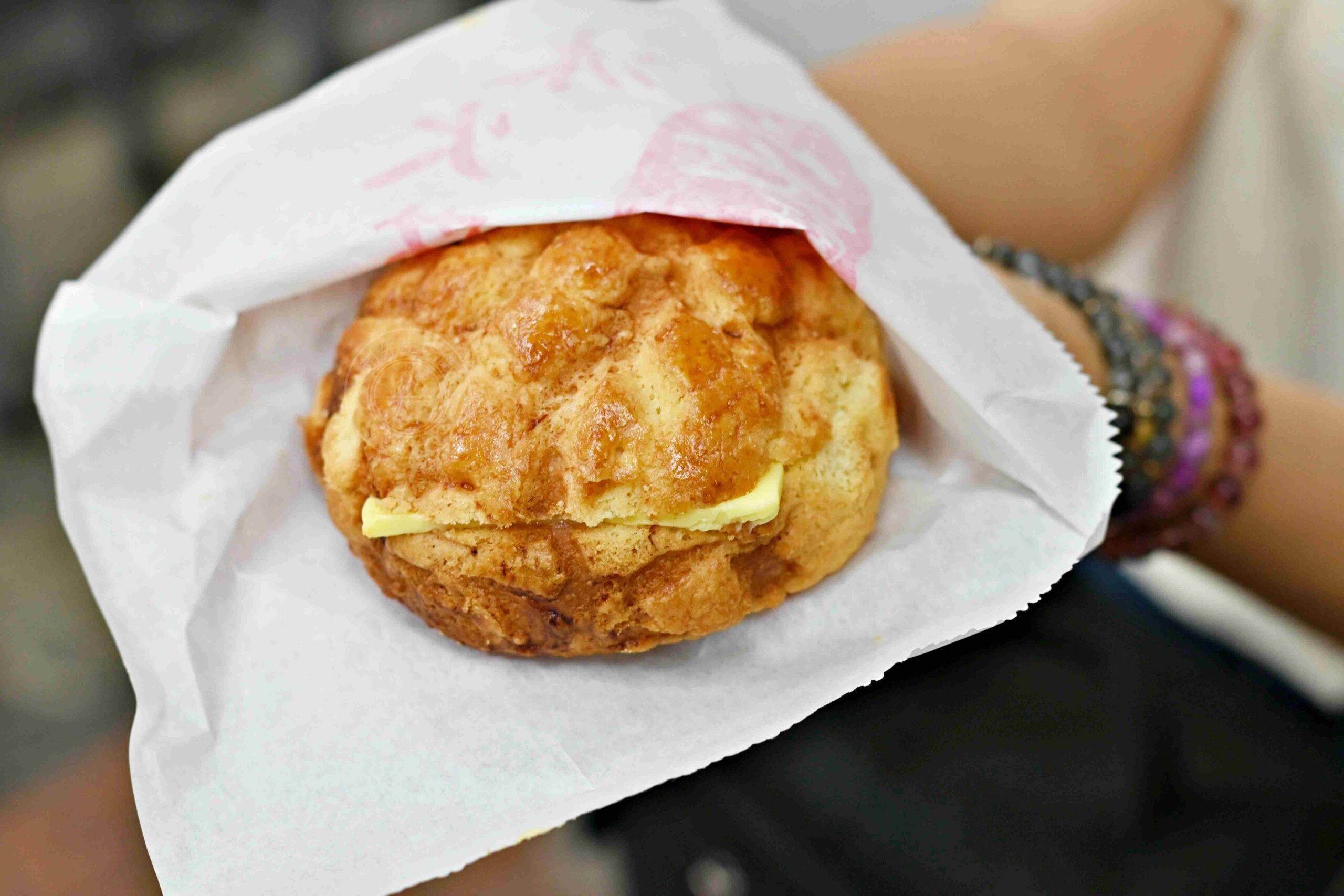 【松山美食】安師傅冰火菠蘿，饒河夜市超酥脆冰火菠蘿，濃厚奶油香太好吃推薦(菜單) @趙先生吃飯