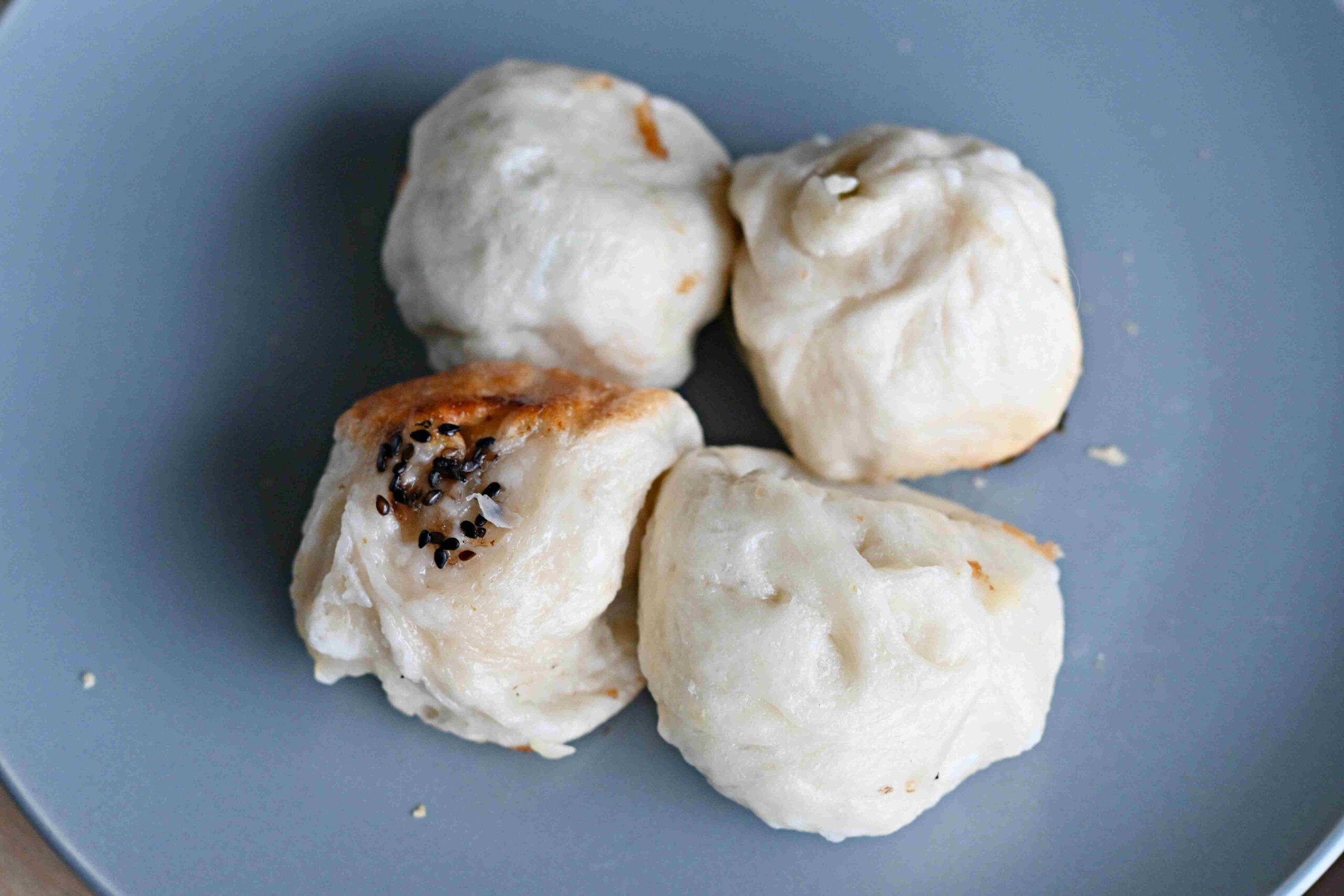 【三重美食】信義公園旁水煎包，在地人從小吃到大的8元水煎包推薦(菜單) @趙先生吃飯