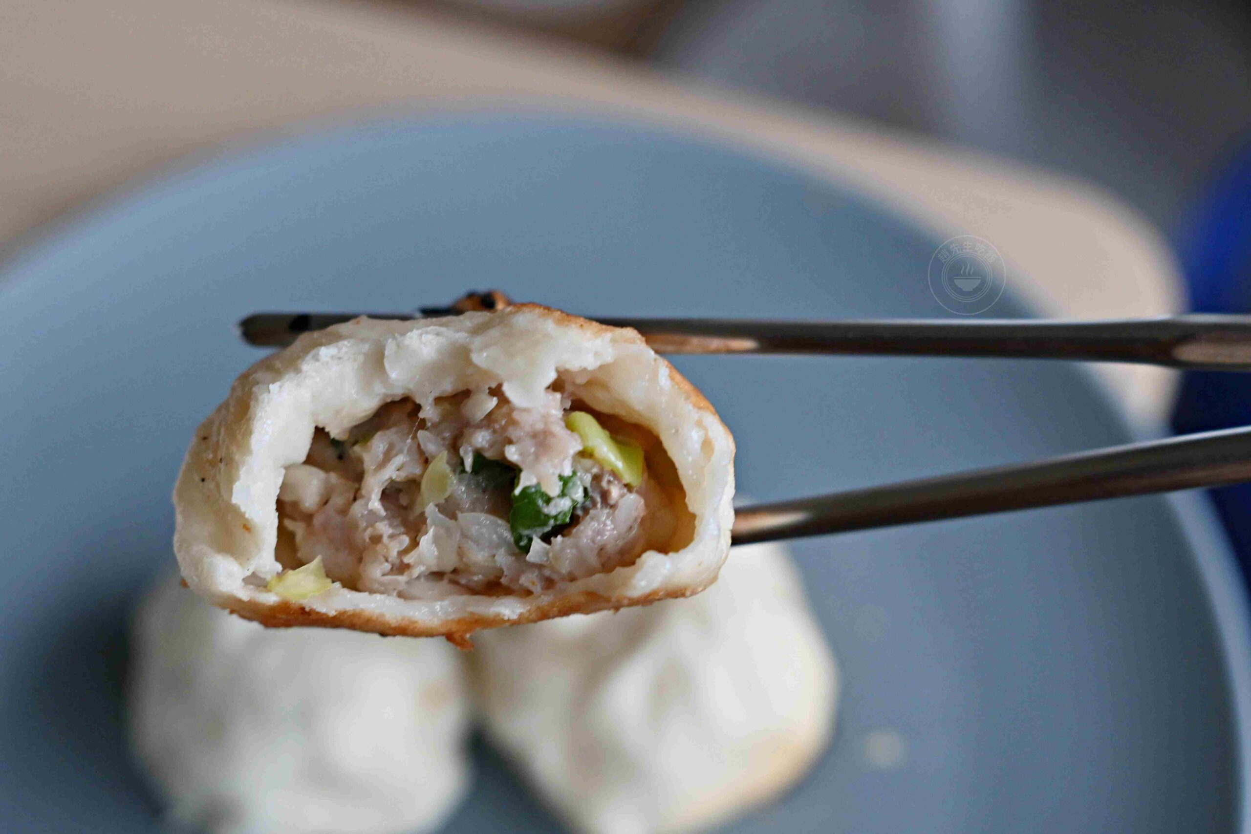 【三重美食】信義公園旁水煎包，在地人從小吃到大的8元水煎包推薦(菜單) @趙先生吃飯